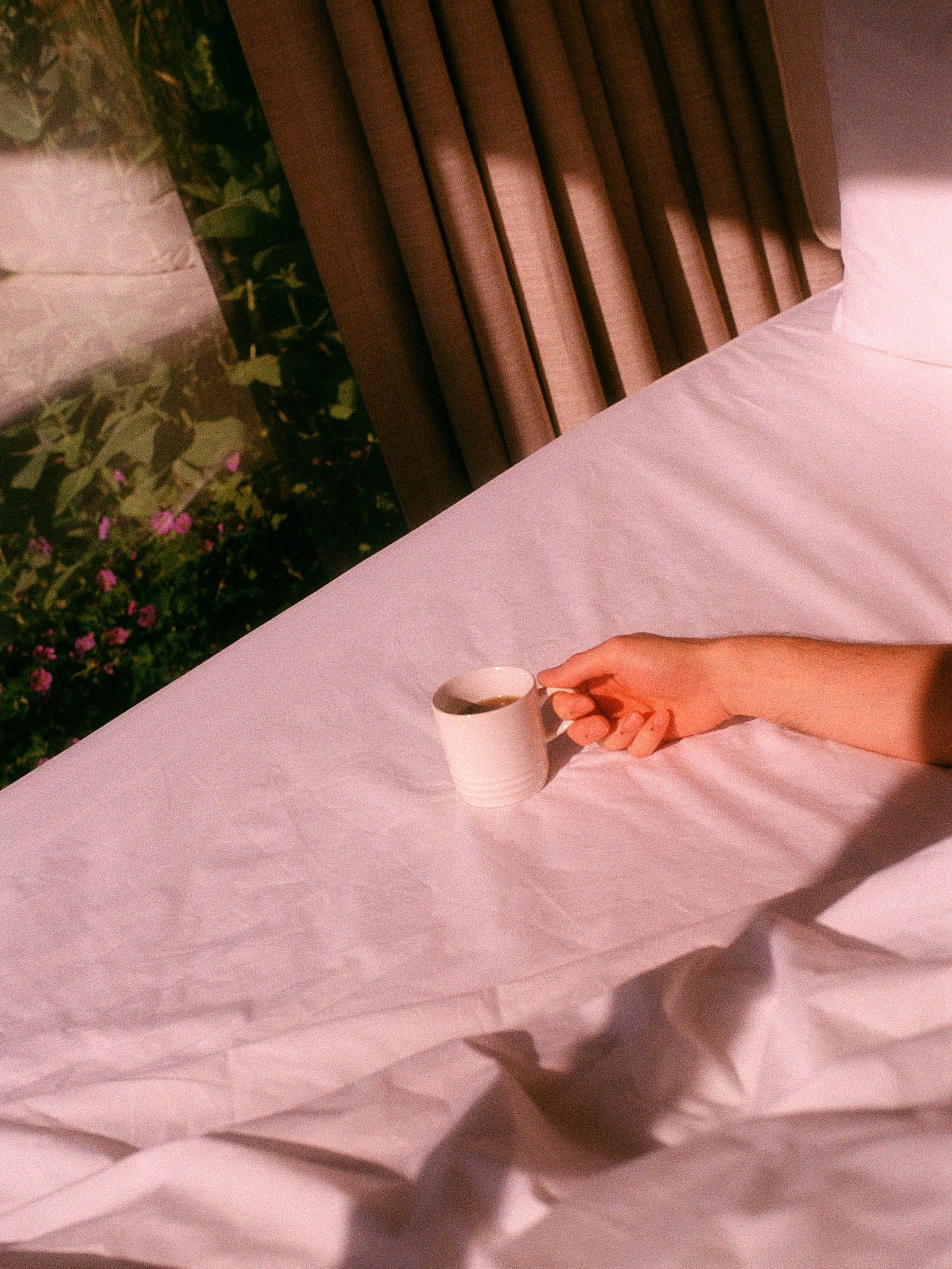 Café servi dans le lit pour profiter pleinement d'une escapade nature en cabane.