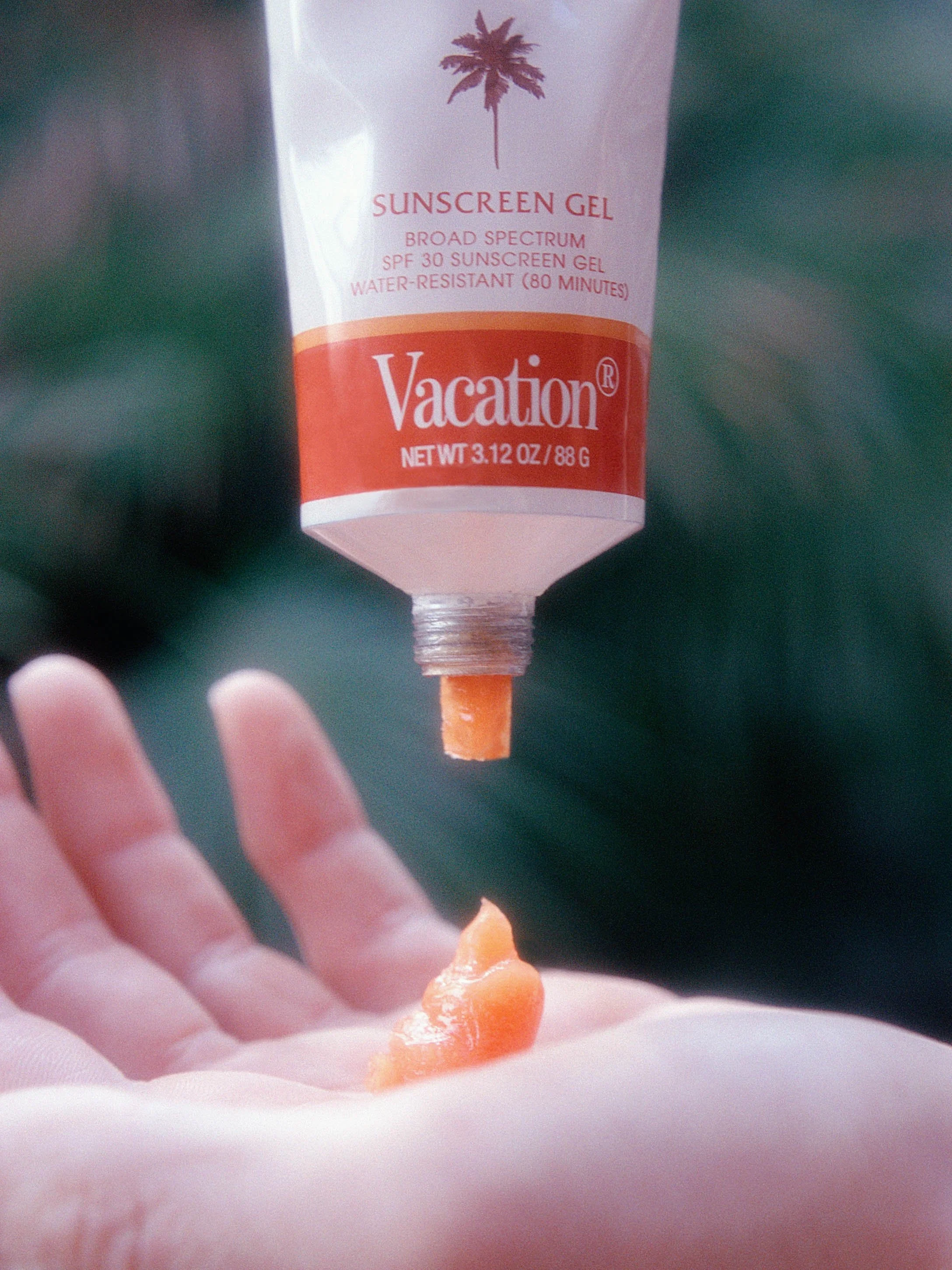 Crème solaire dans la main