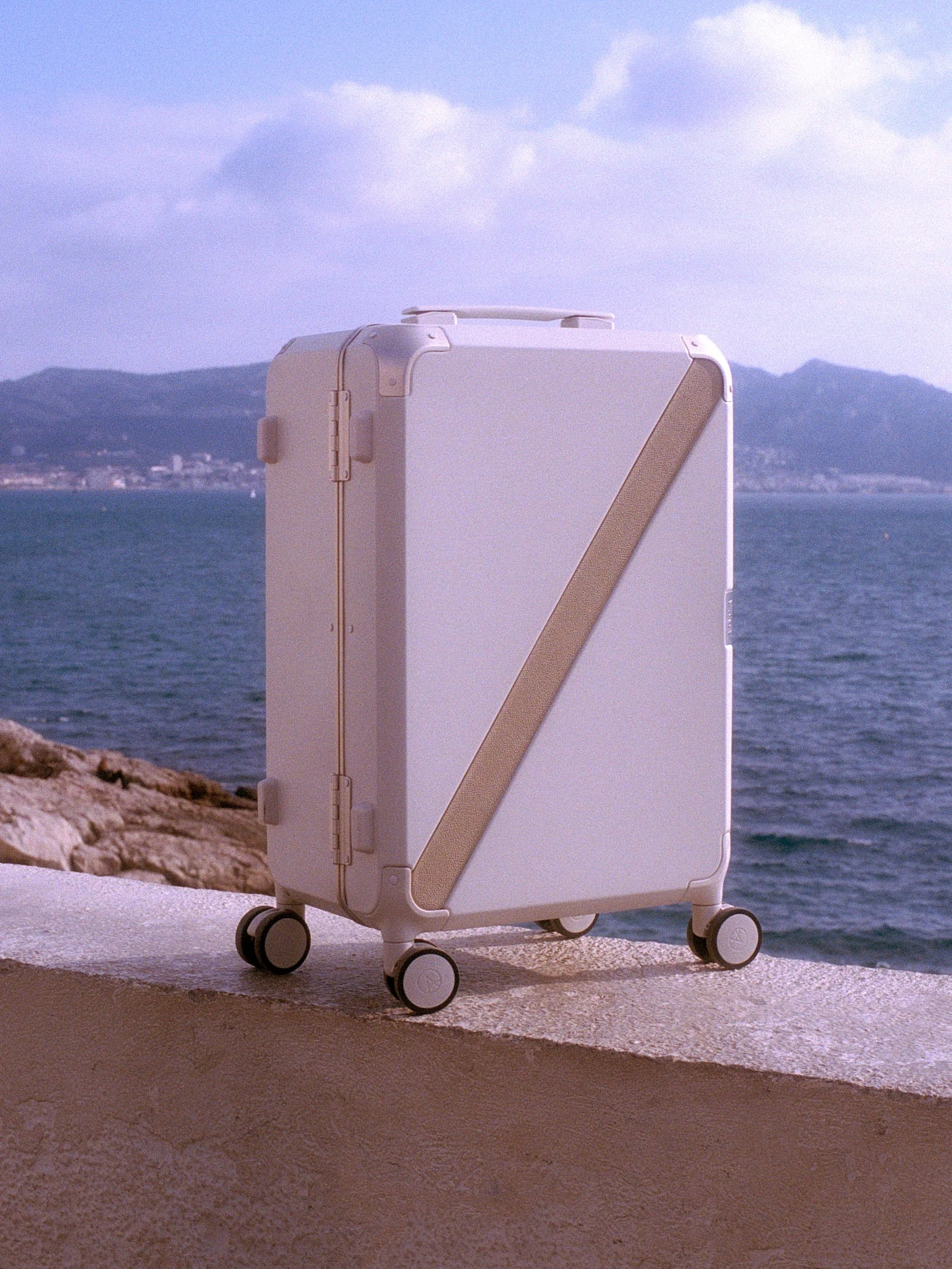 Photo valise de voyage en face de la mer