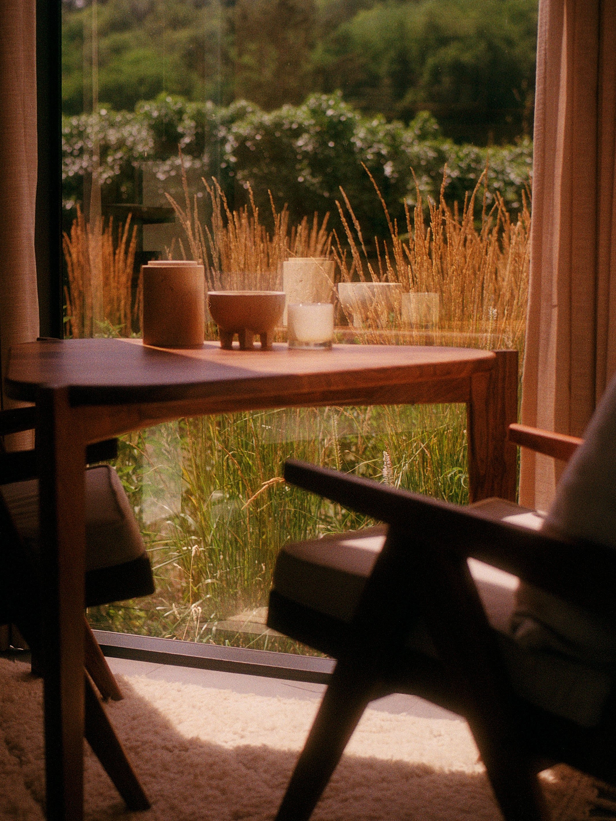 Espace repas lumineux au cœur de la cabane, pensé pour un séjour confortable en pleine nature.