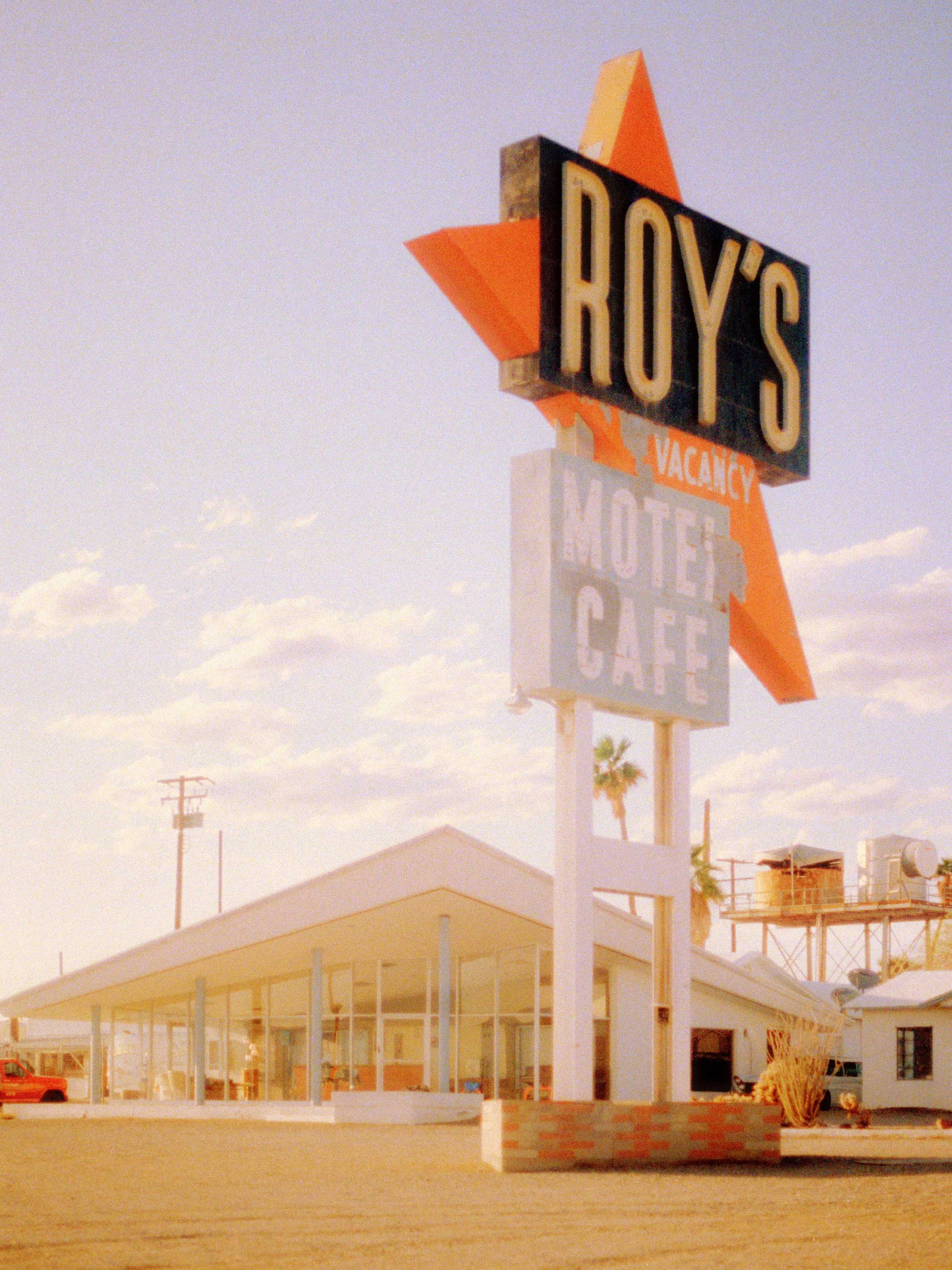 Une enseigne vintage Roy's cafe sur la route 66 en californie