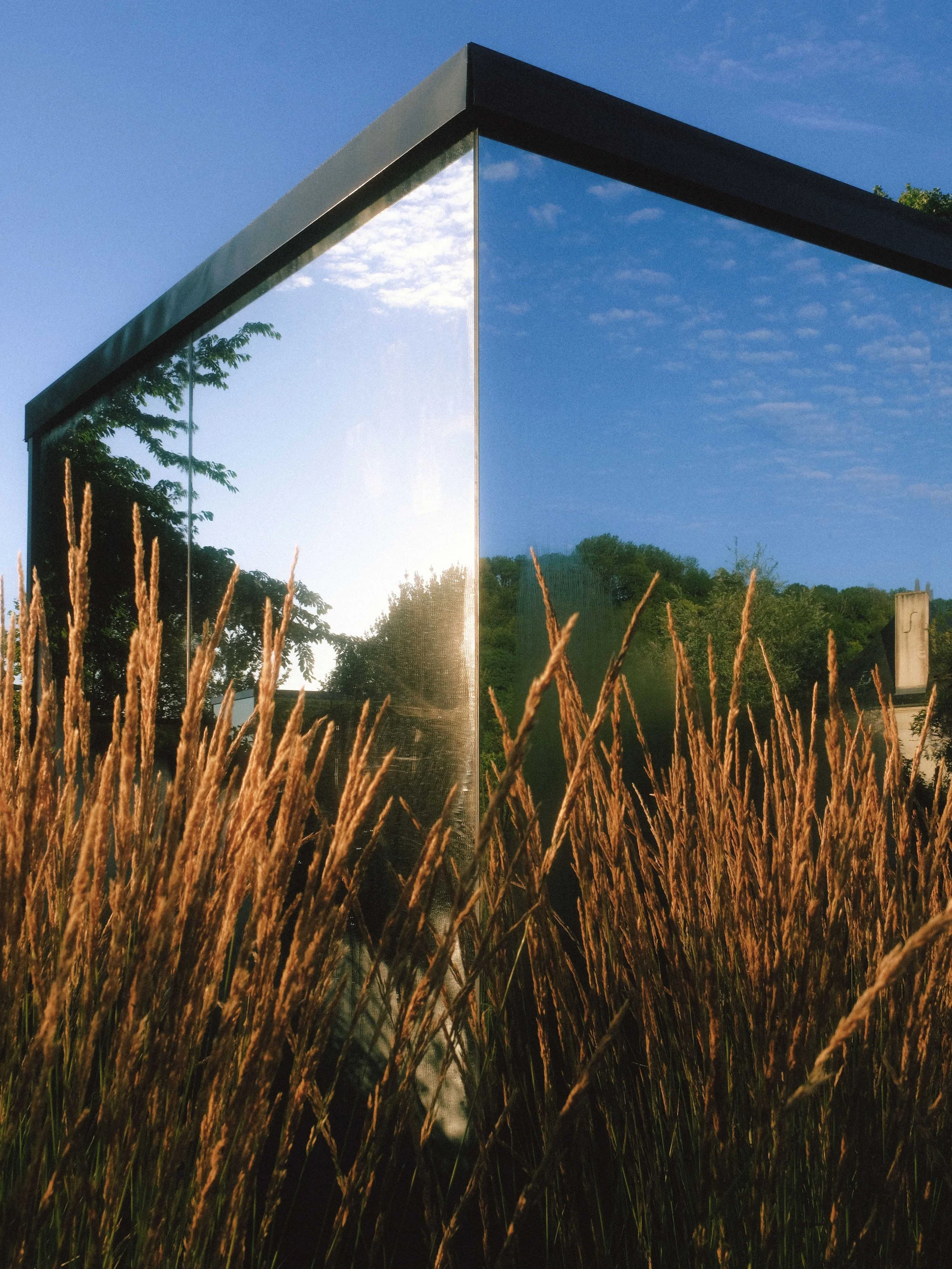 Cabane miroir entouré de nature, week-end nature