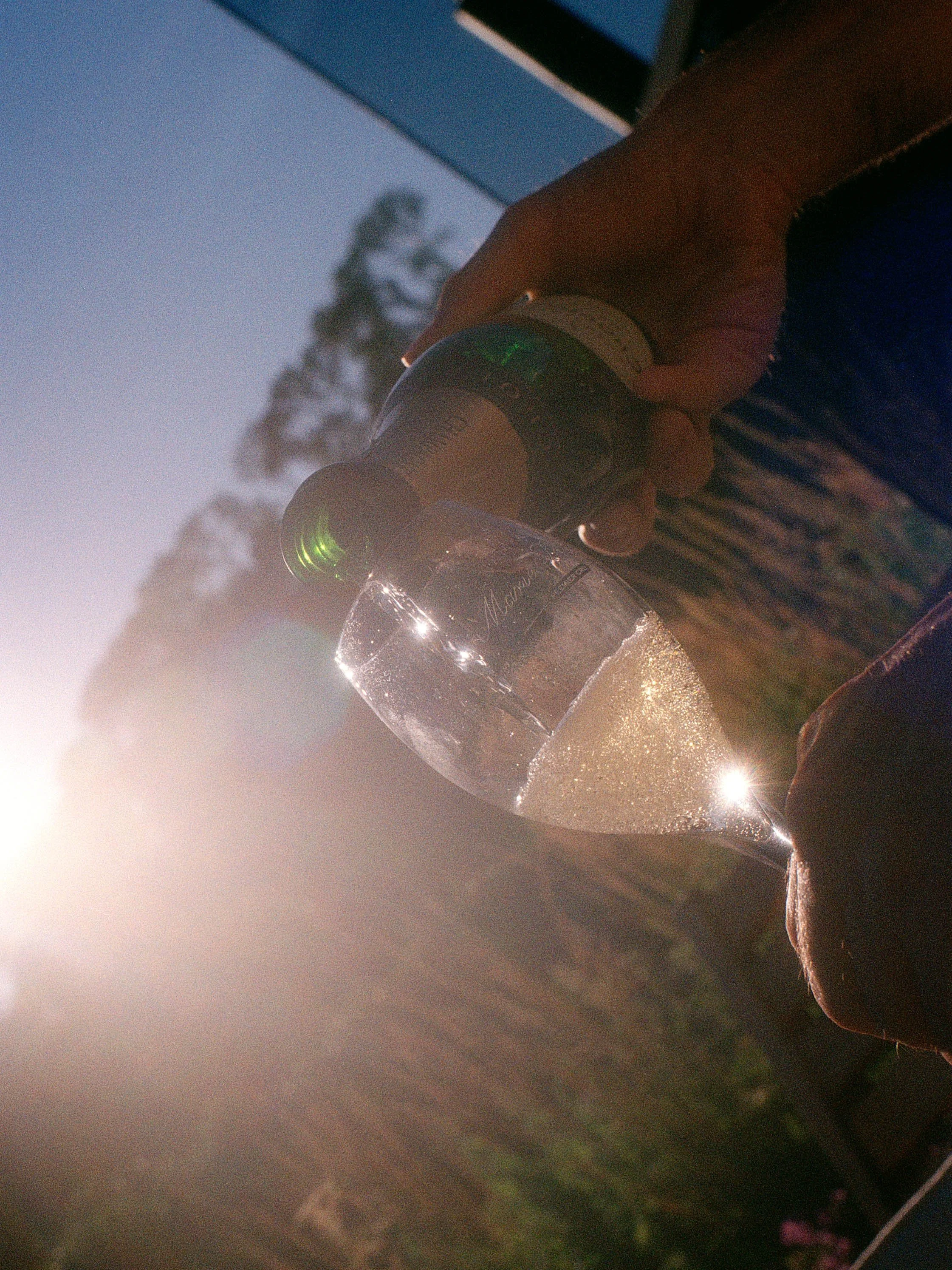 Champagne local accompagné d'une ambiance chaleureuse pour un moment de détente en cabane.
