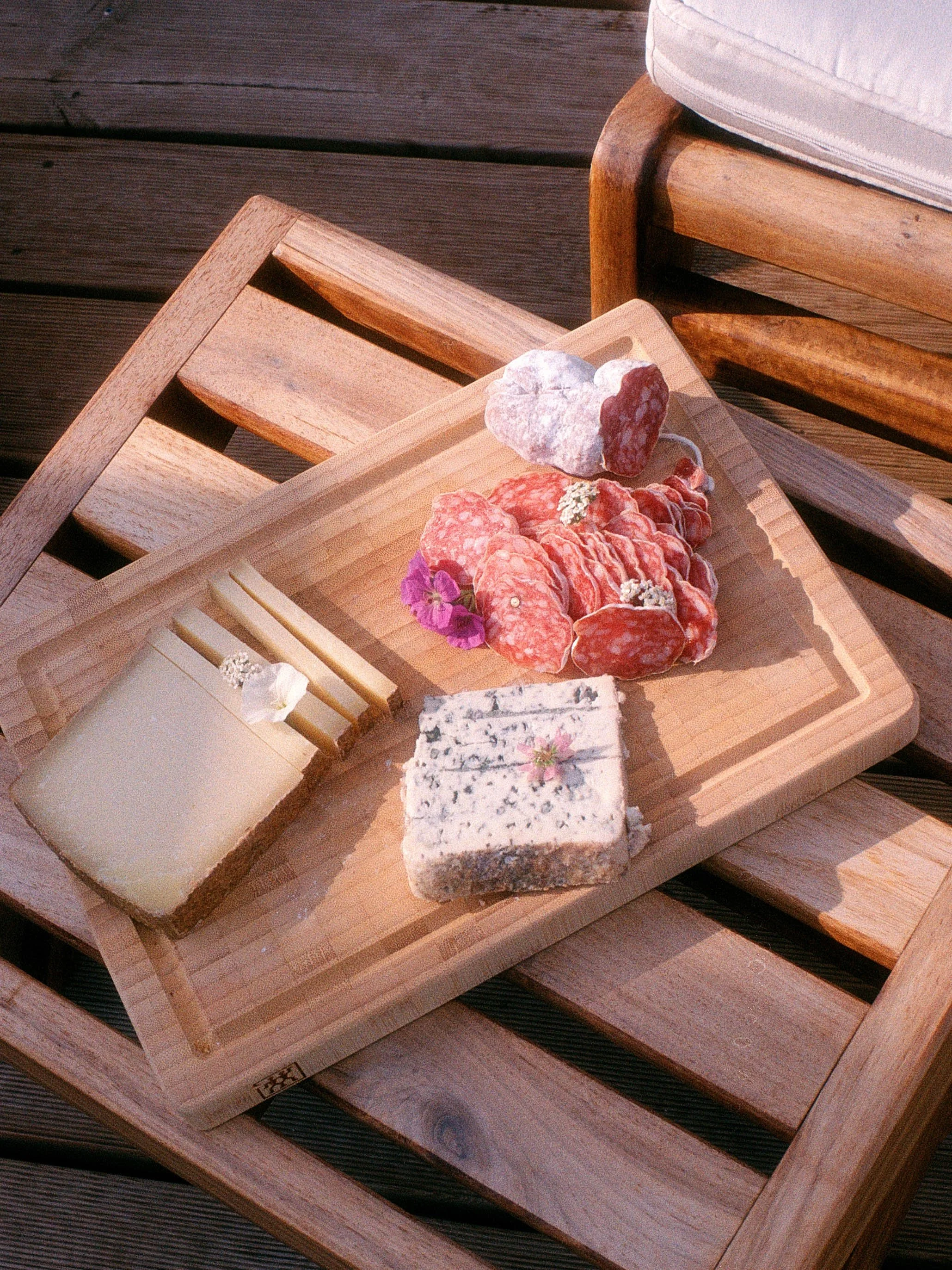 Planche gourmande préparée avec des produits locaux pour compléter un séjour dans la cabane.