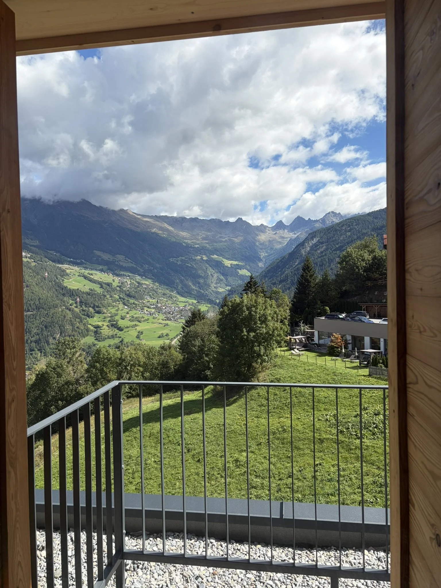 Ausblick von TOP 63 vom Balkon zur Ostseite
