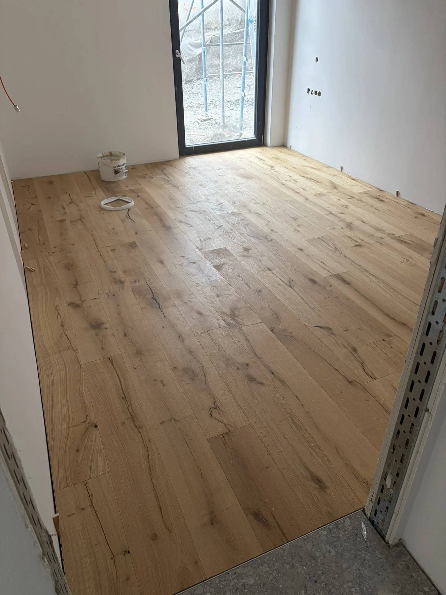 Verlegtes Eichenparkett in einer Mietwohnung der homelodge Ladis