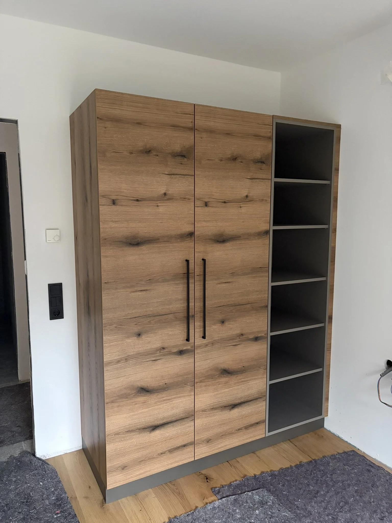 Eingebauter Garderobenschrank in Eiche mit offenem Regal