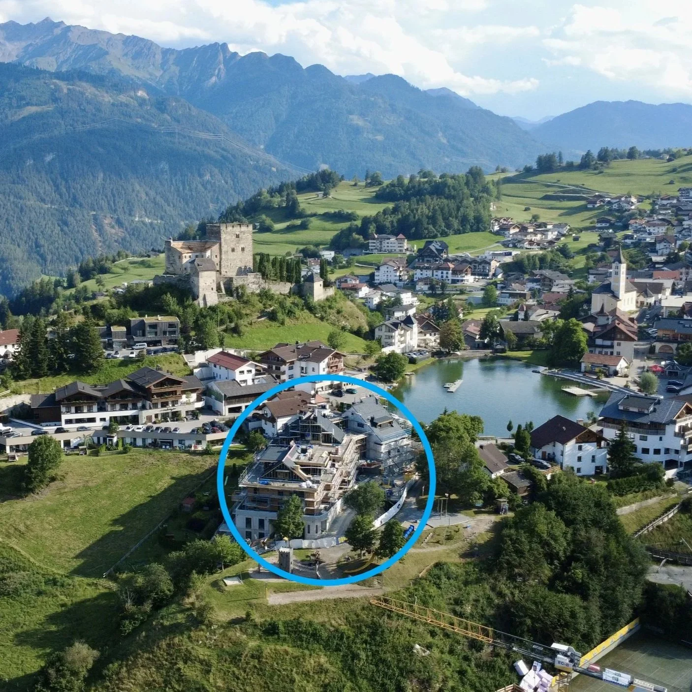 Luftaufnahme der Lage von den Mietwohnungen homelodge in Ladis