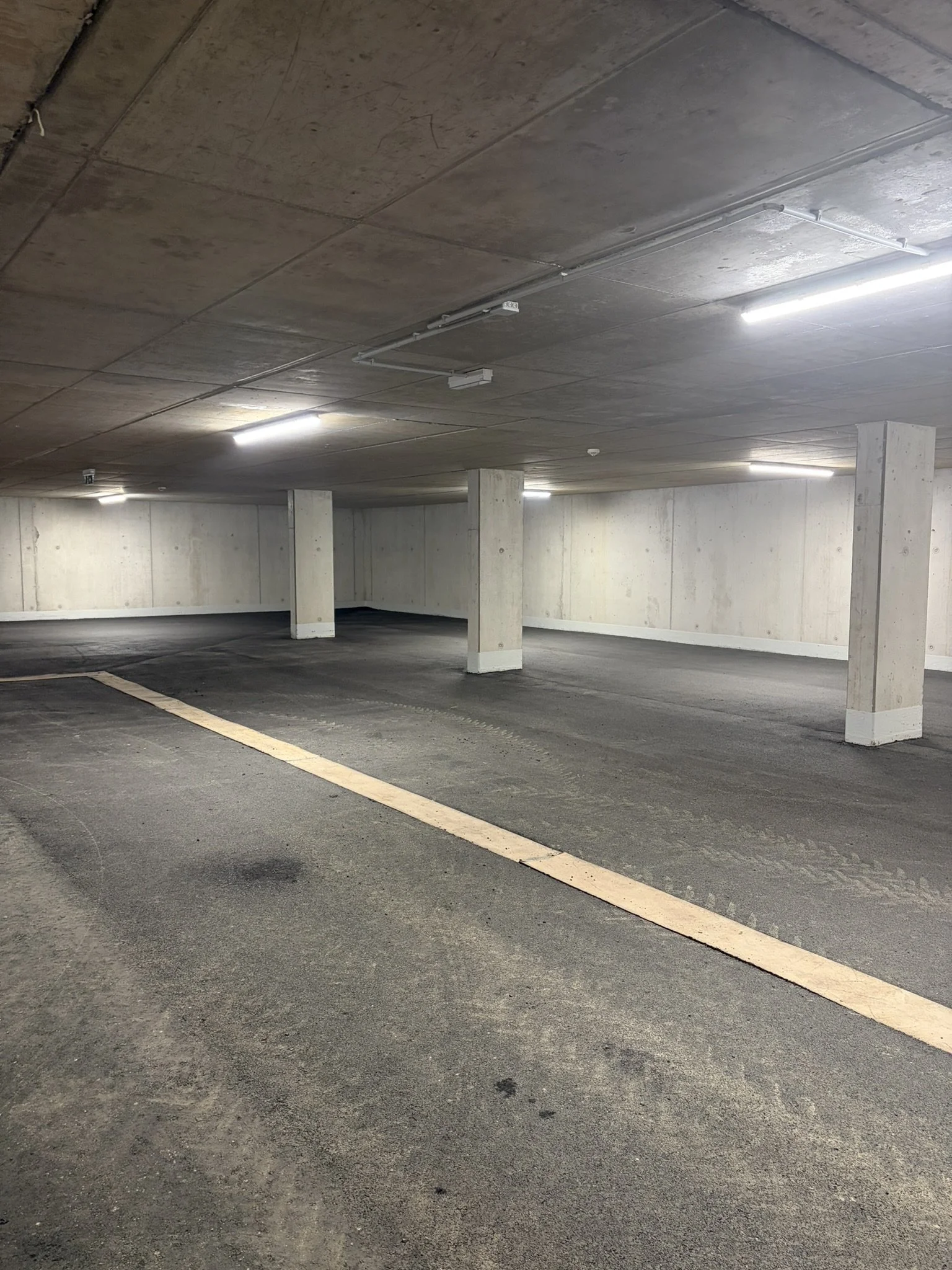 Tiefgarage der homelodge Ladis mit markierten Stellplätzen