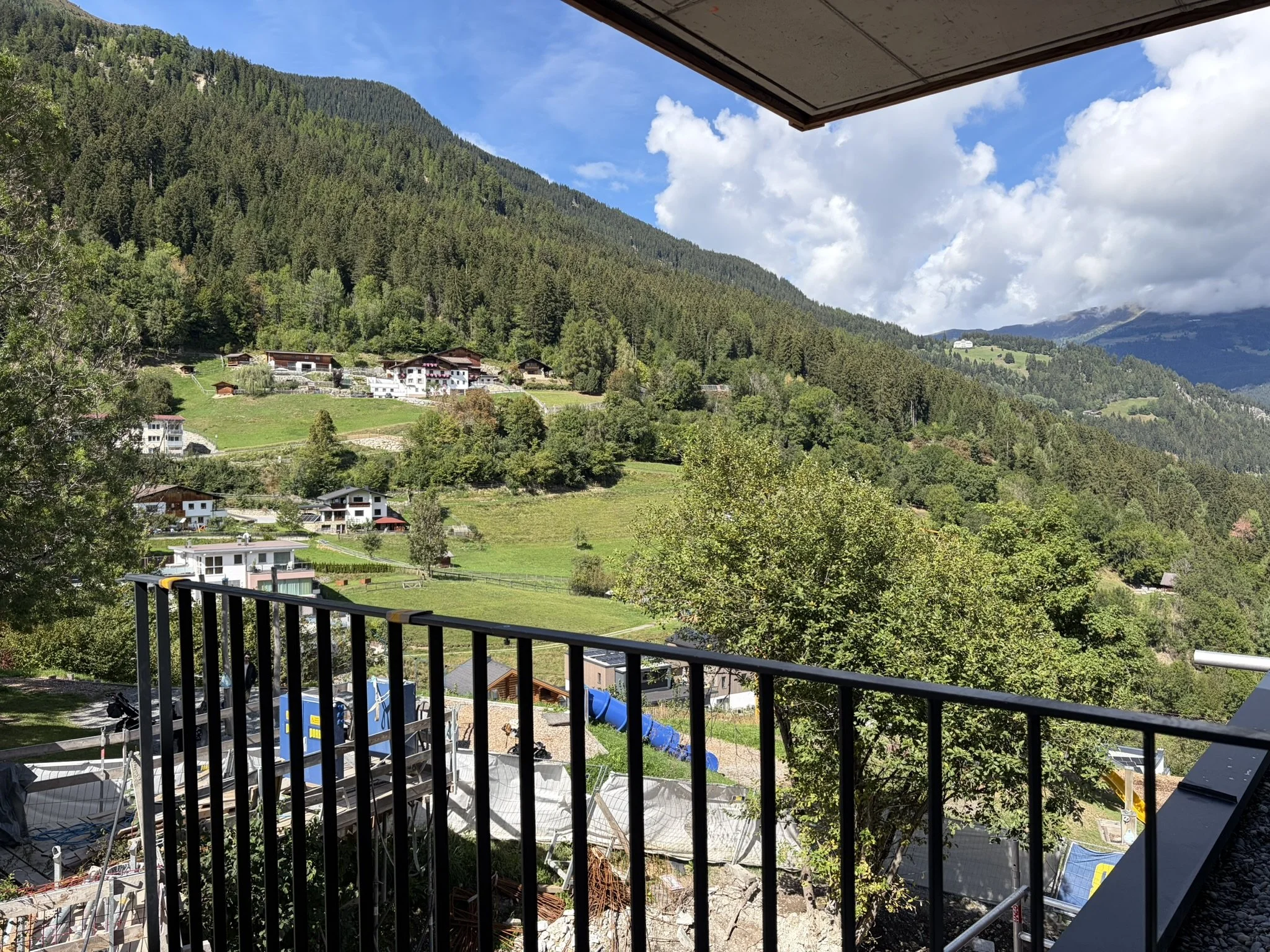 Ausblick von TOP 65 vom Balkon zur Westseite