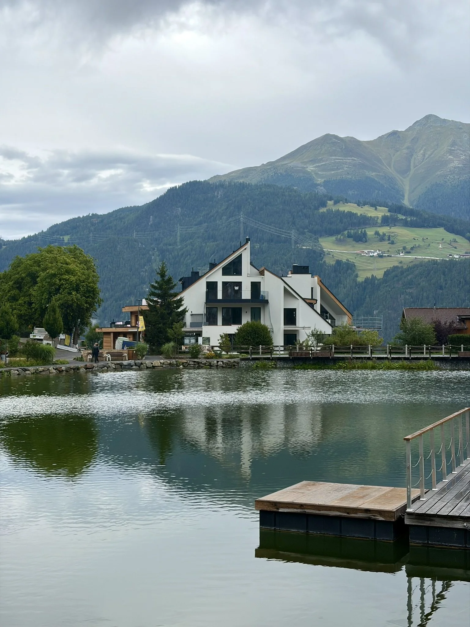 Ansicht vom Weiher auf die homeloge