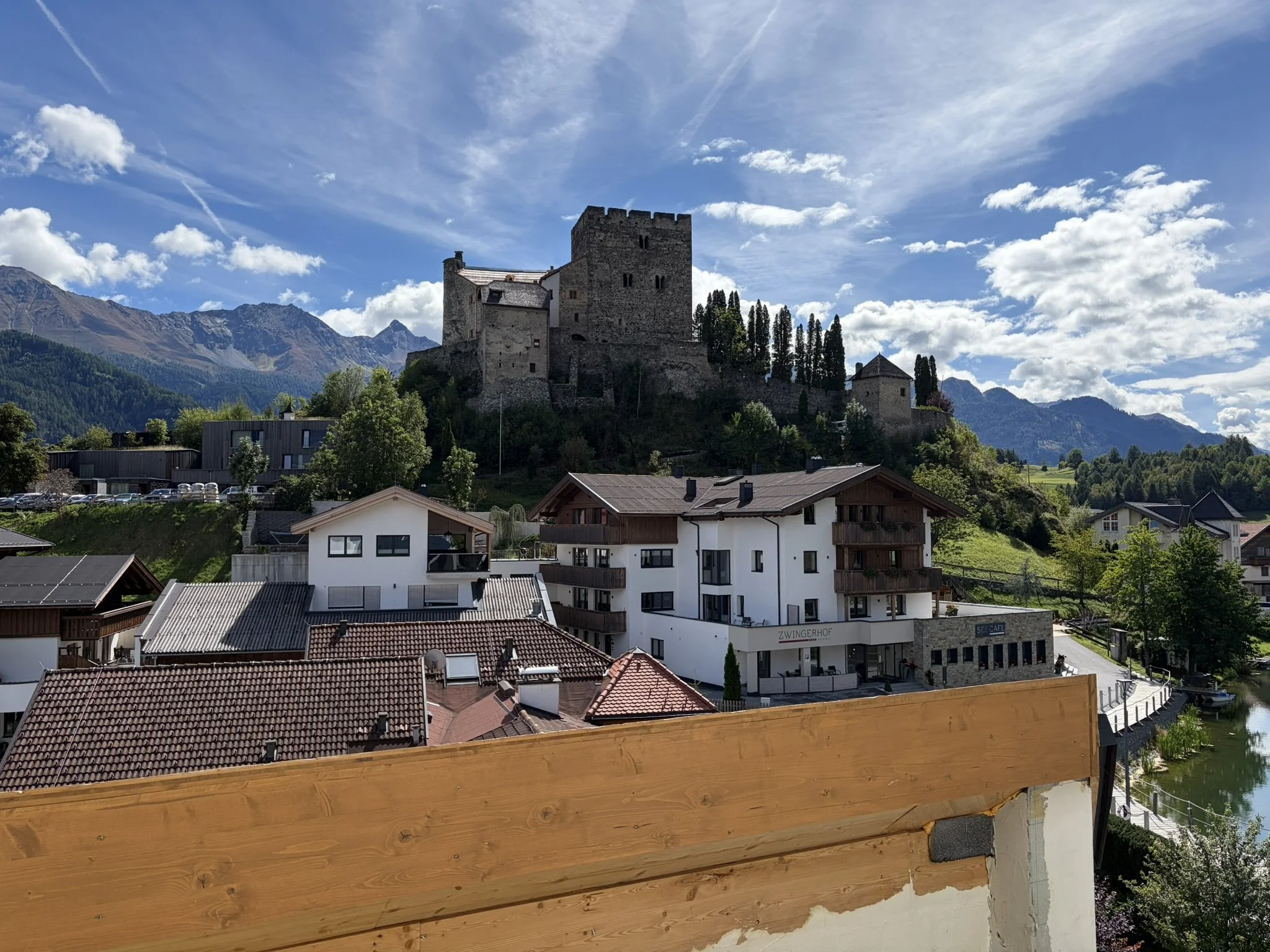 Ausblick von der Terrasse im OG4 auf die Burg Laudegg