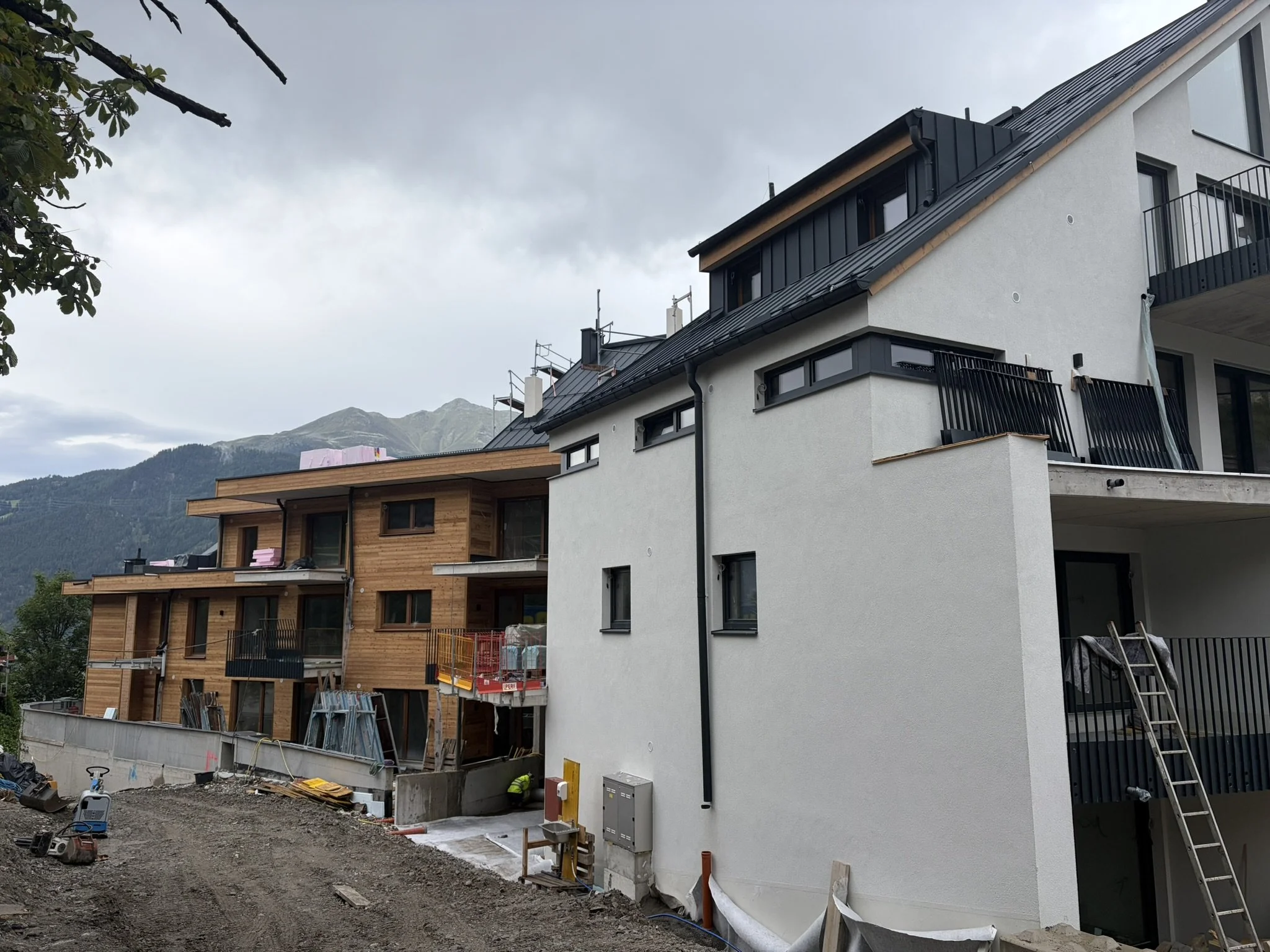 Nordwestseite der homelodge Ladis mit fertiger Putzfassade