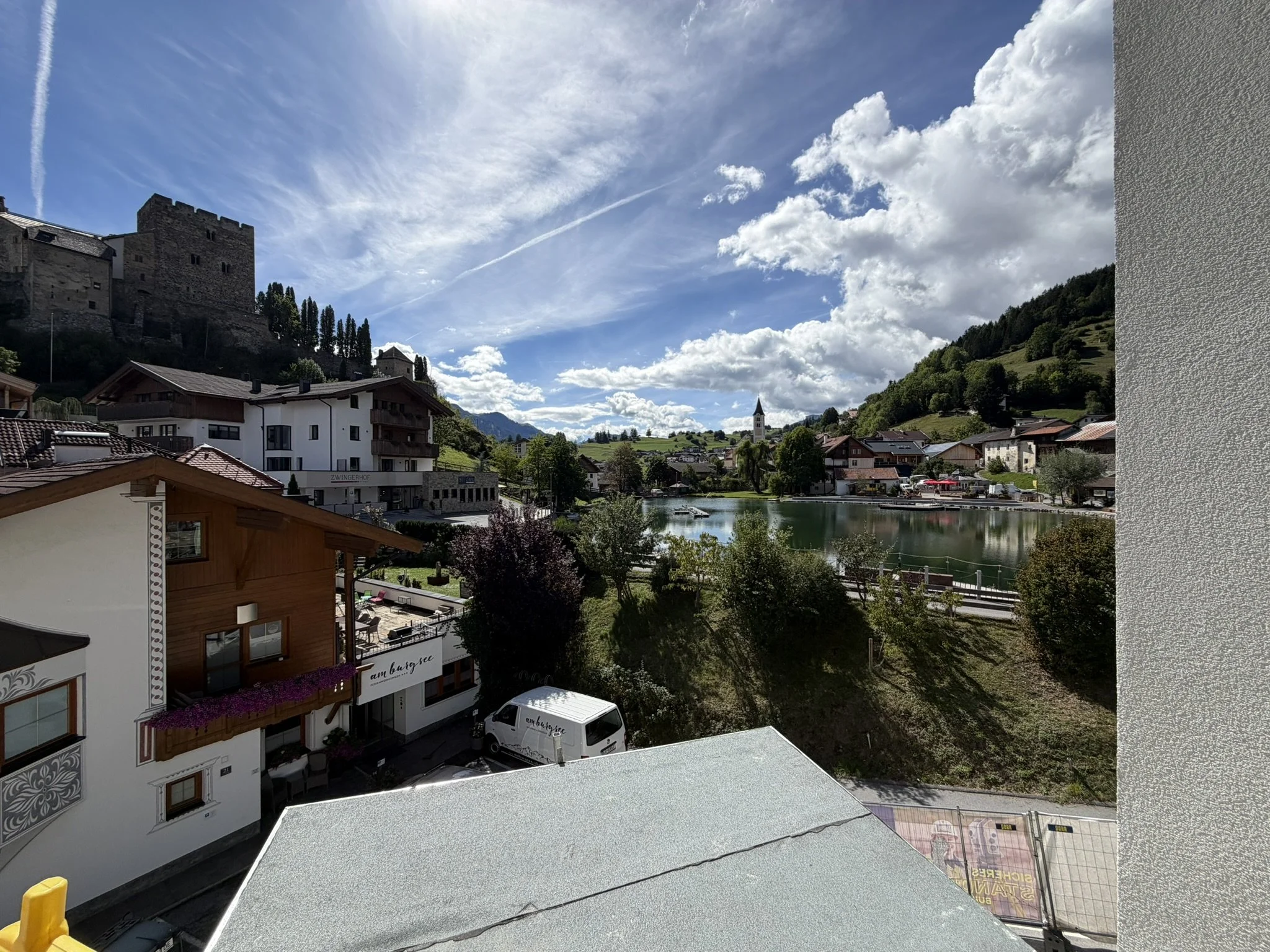 Ausblick vom Balkon von TOP 62 auf Burg Laudegg und Burgsee