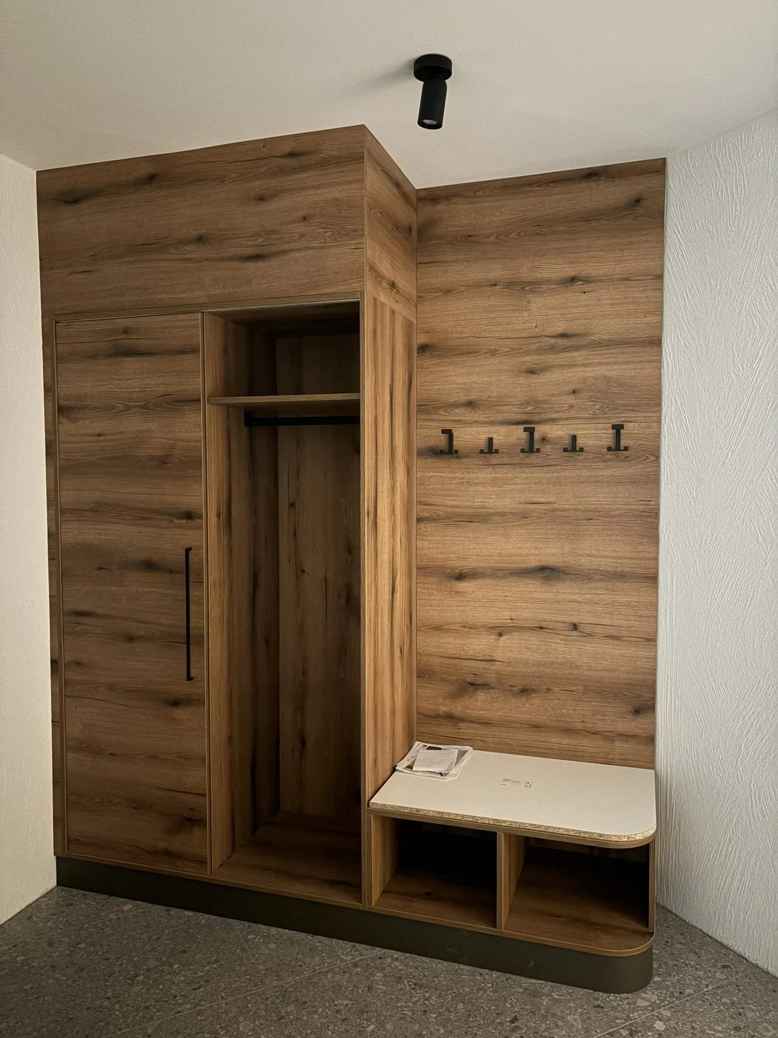 Vorraum mit Garderobenschrank, Sitzbank und Hakenleiste
