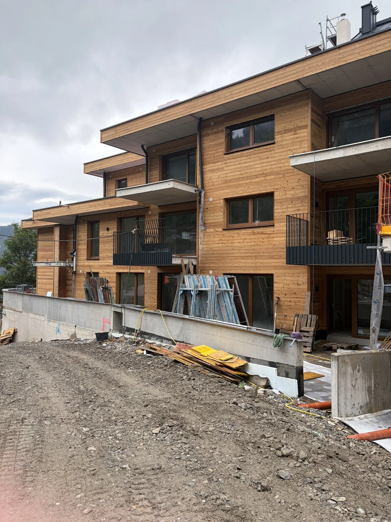 homelodge Ladis mit Holzfassade und Balkonen
