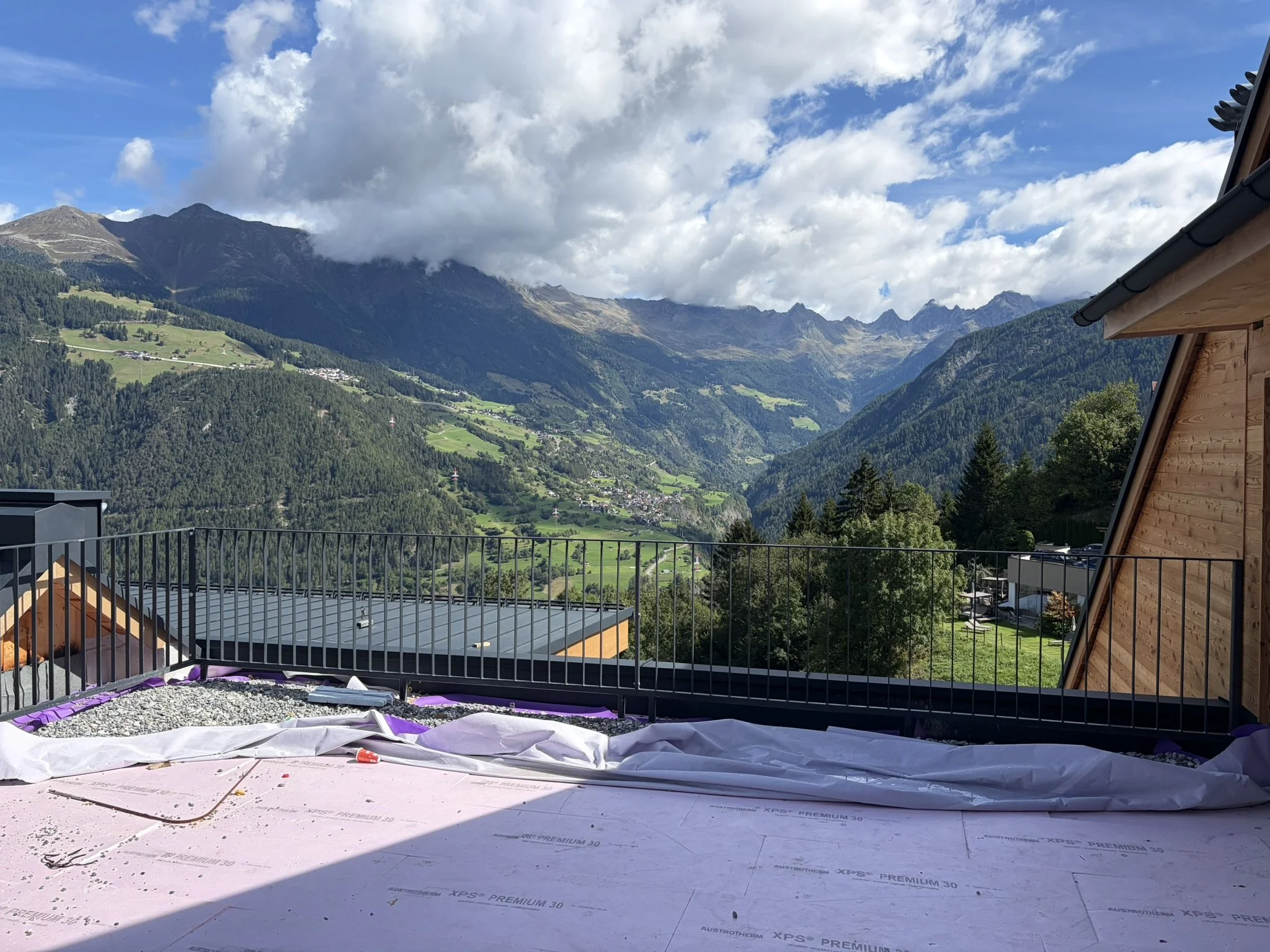Aussicht von der Terrasse TOP 72 auf das umliegende Bergpanorama