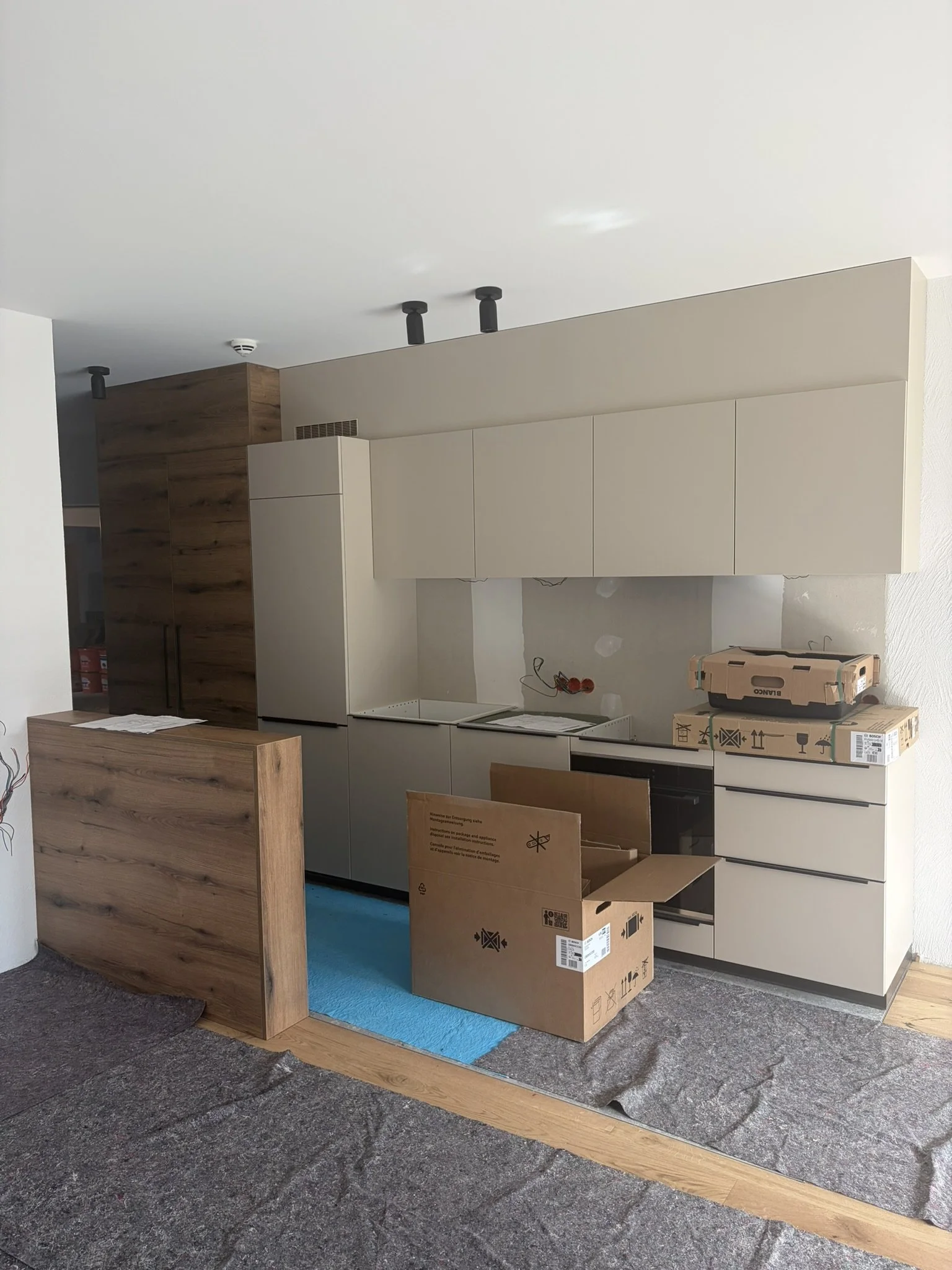 Küchenmontage in einer Wohnung der homelodge Ladis