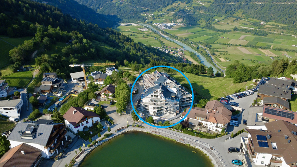 Luftaufnahme von Ladis und dem Weiher an dem die homelodge entsteht