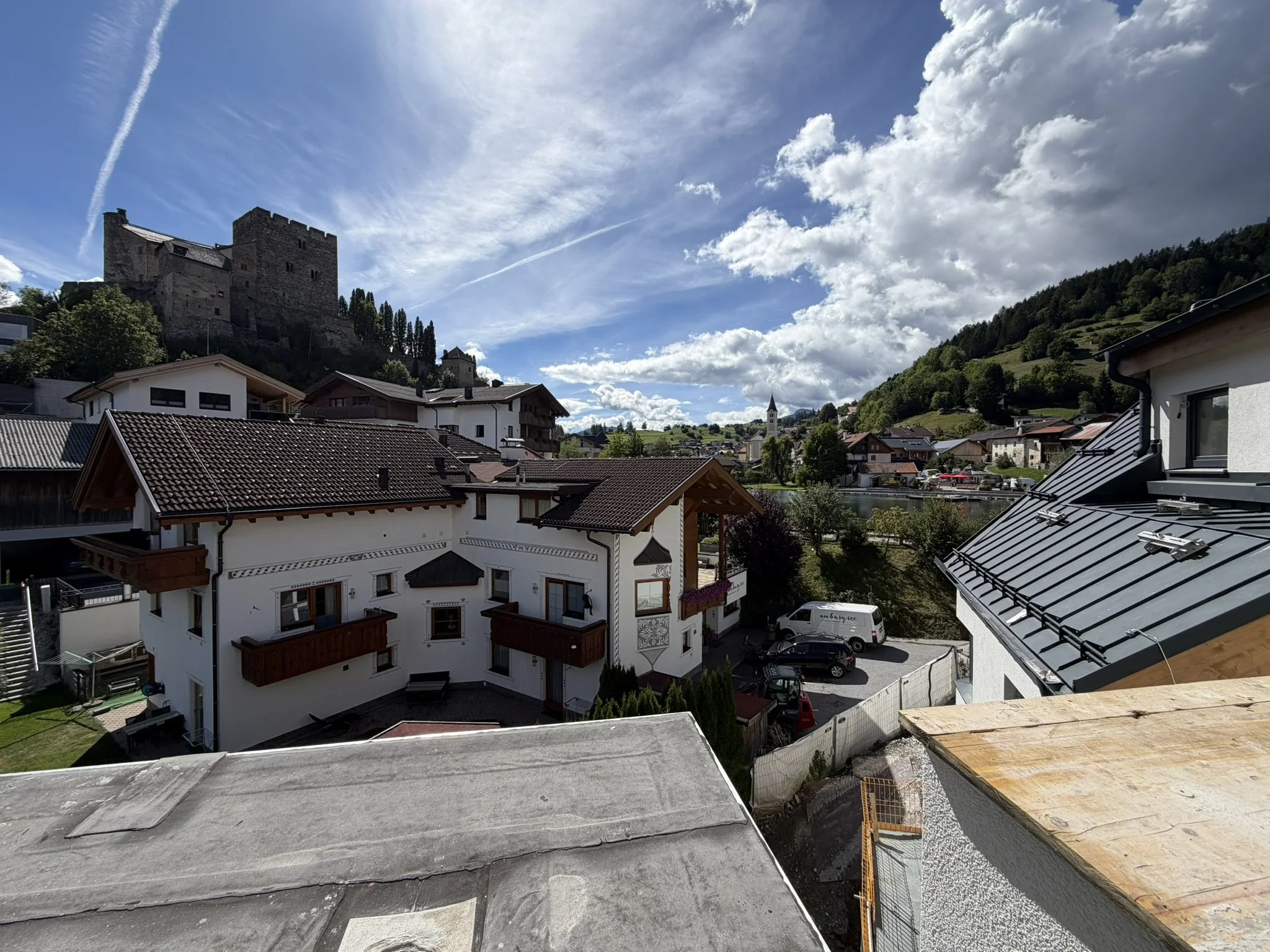 Ausblick der Terrasse von TOP 63 auf Burg Laudegg