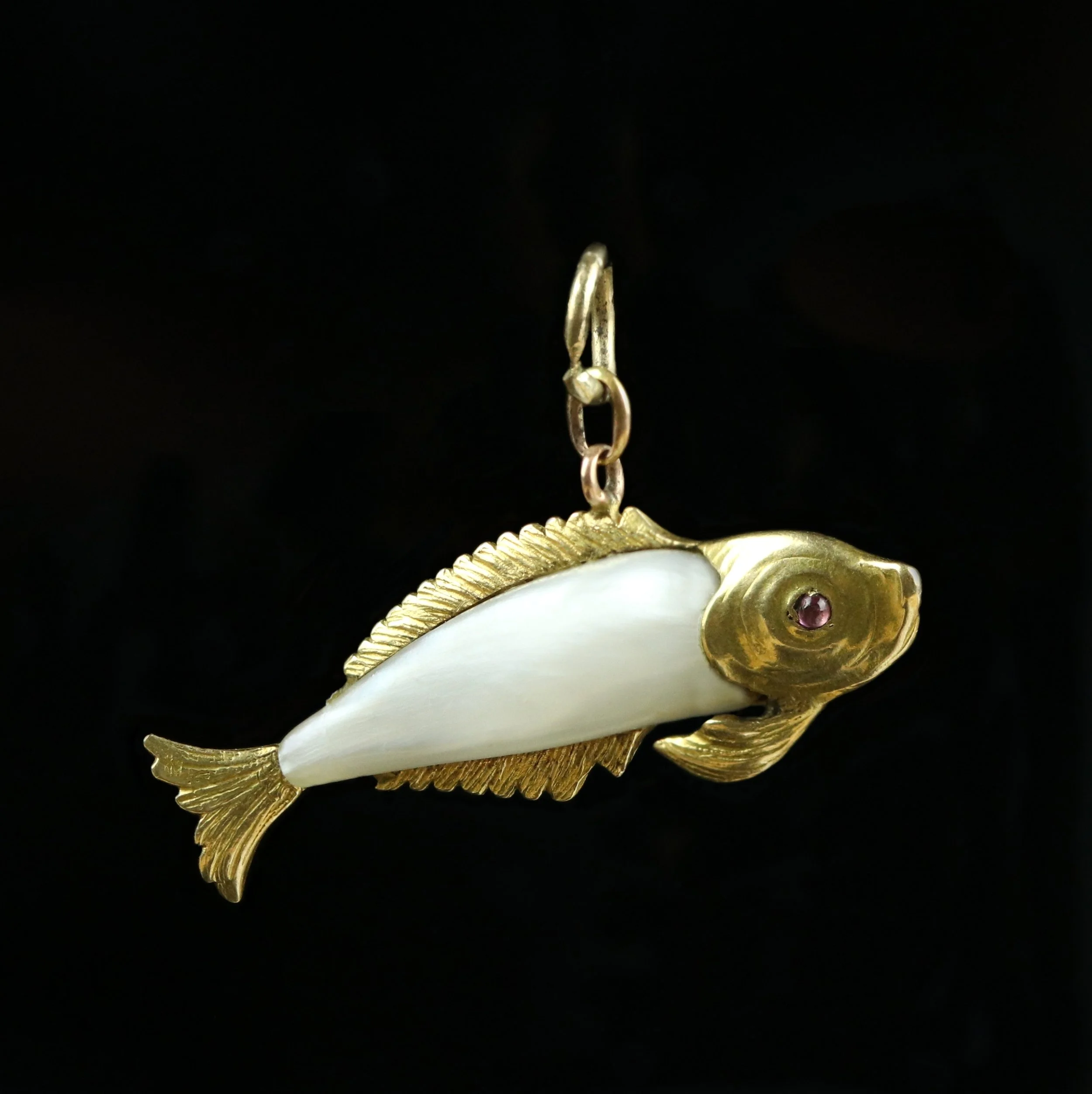 Early 20th century gold 'dog-tooth' pearl fish charm