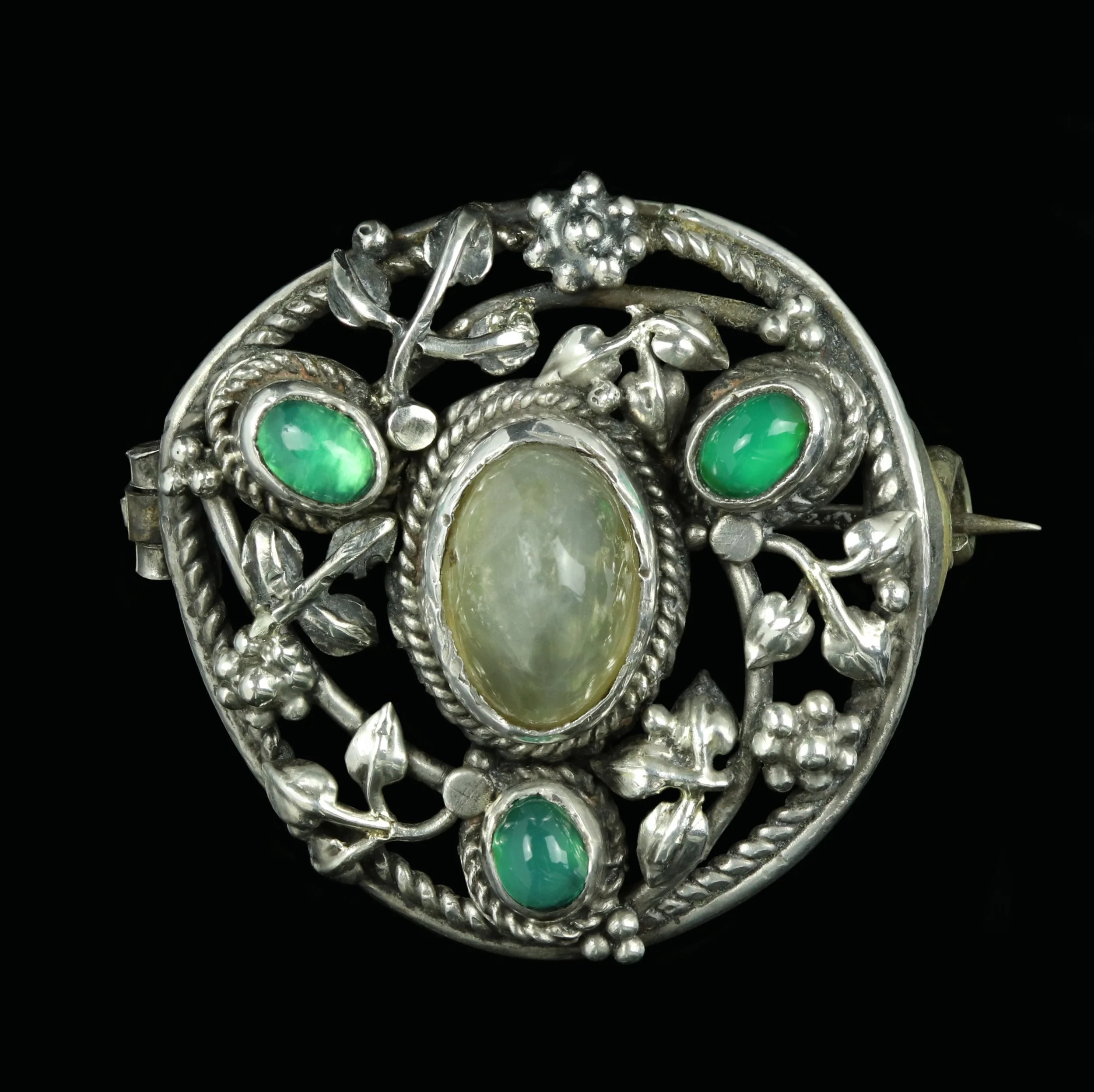 Arts & Crafts silver brooch, manner of Artificers Guild