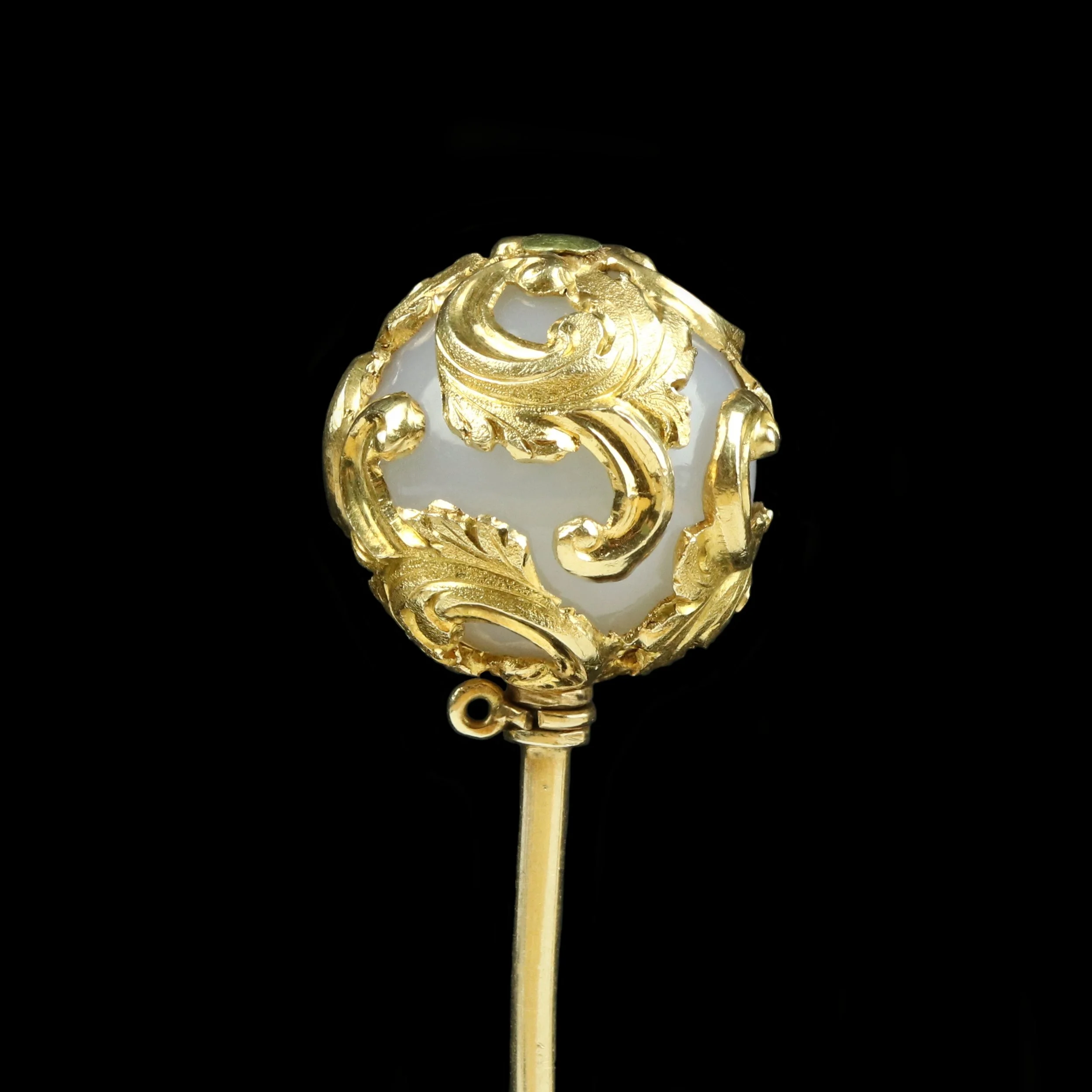 Early Victorian gold chalcedony bonnet pin