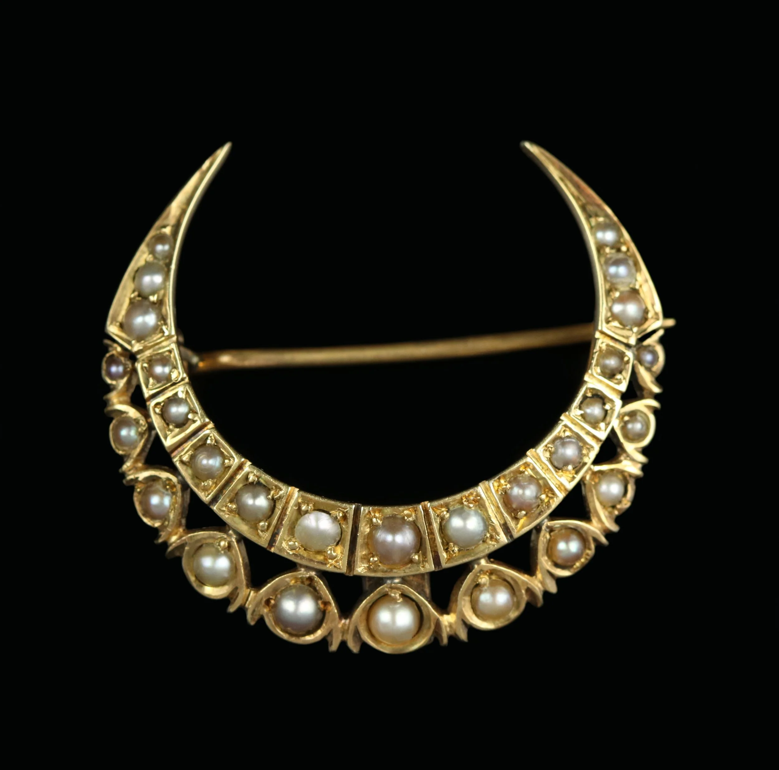 Victorian 18ct gold split pearl crescent moon brooch