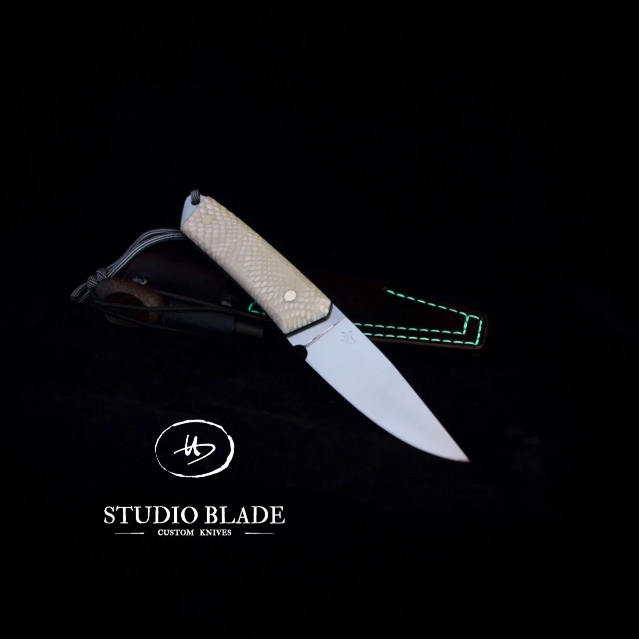 Studio Blade Trapper_White_snakeskin_fluo.jpg