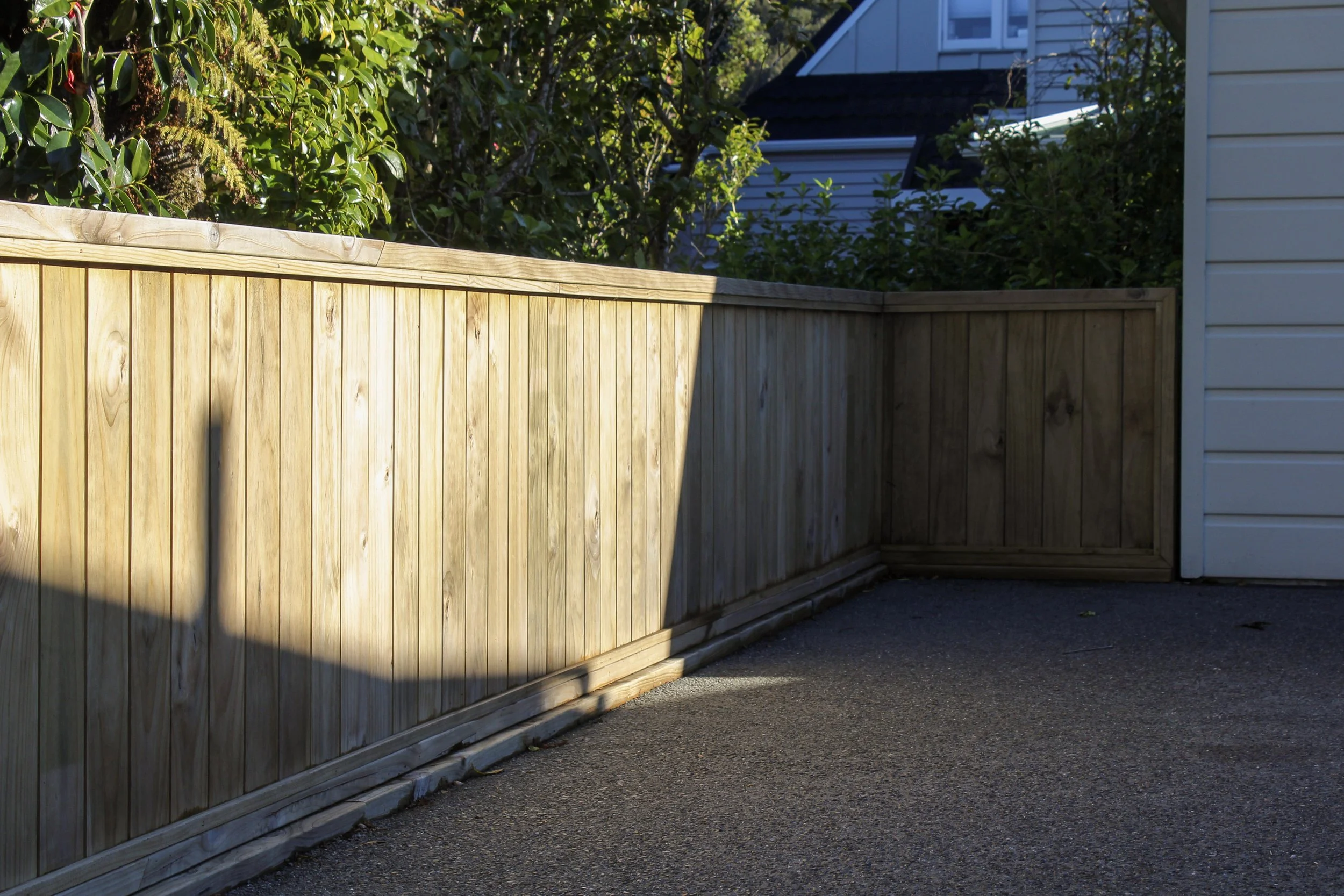 A clean fence style to build on the weatherboard material of the structures.