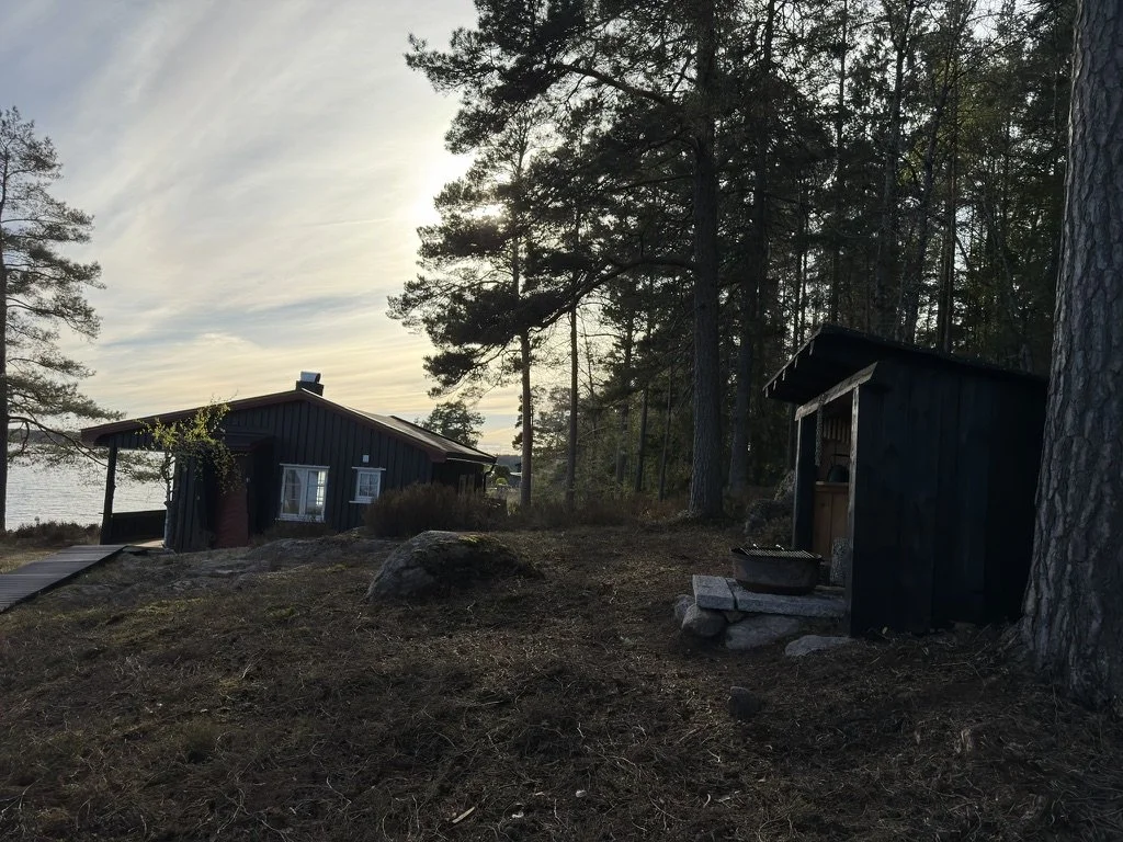 Koselig gapahuk med hytta i bakgrunn