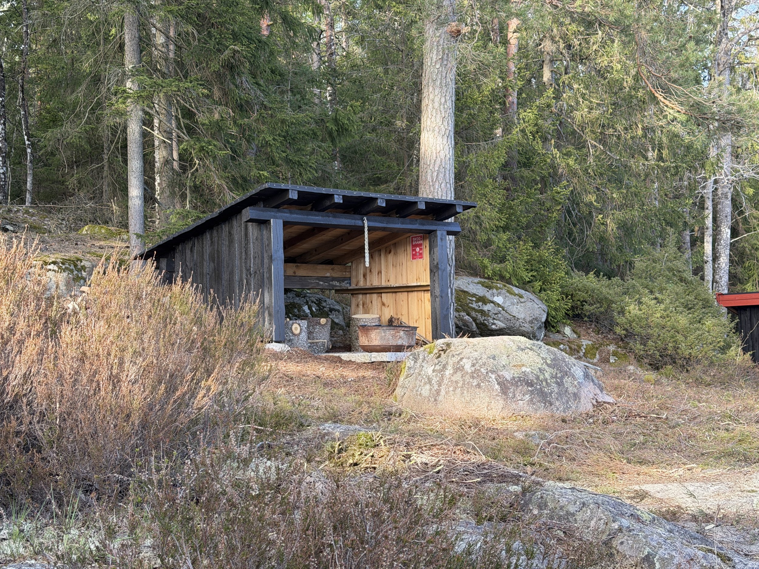 Gapahuk med sjøutsikt og grill-/bålplass