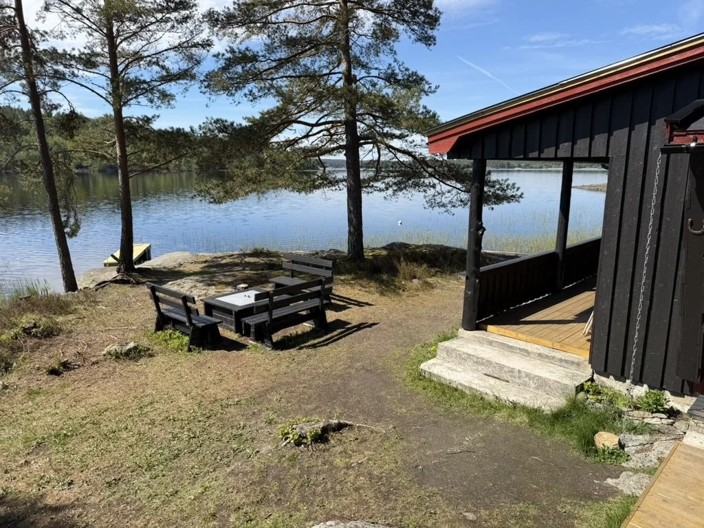 Hytta, grillplass og brygge