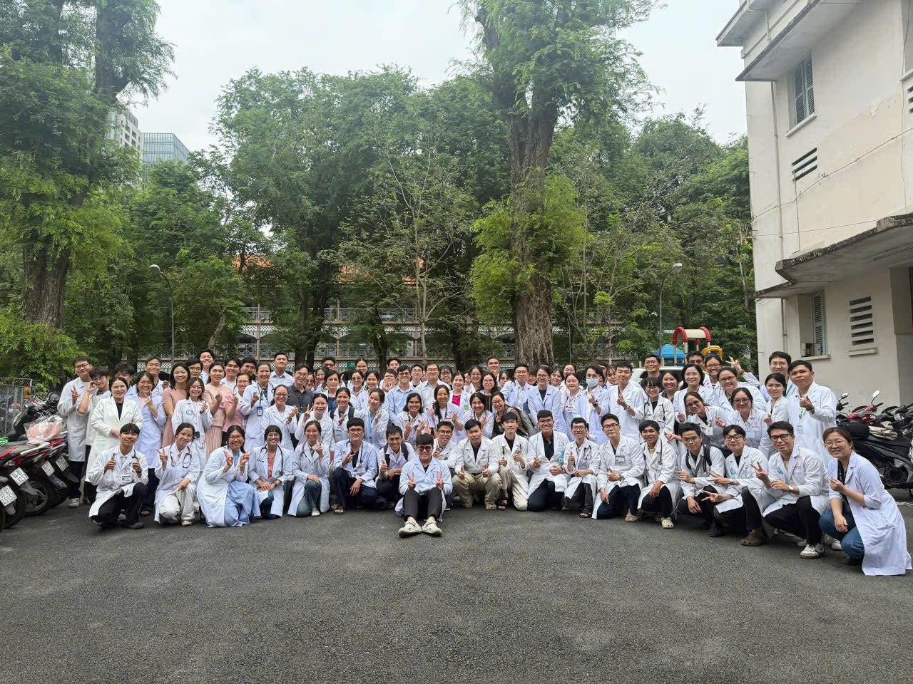      

 
   Có những ngày “giàu việc” đến mức… bận quá không kịp dạy sinh viên.  11:00 mới vô dạy được cho tụi nhỏ.  Nhìn một vòng thấy đứa nào cũng đói meo, mặt xám xịt như sắp tụt đường huyết.  Thương quá, mình lỡ mời tụi nhỏ ăn miếng gì lót dạ, lấ