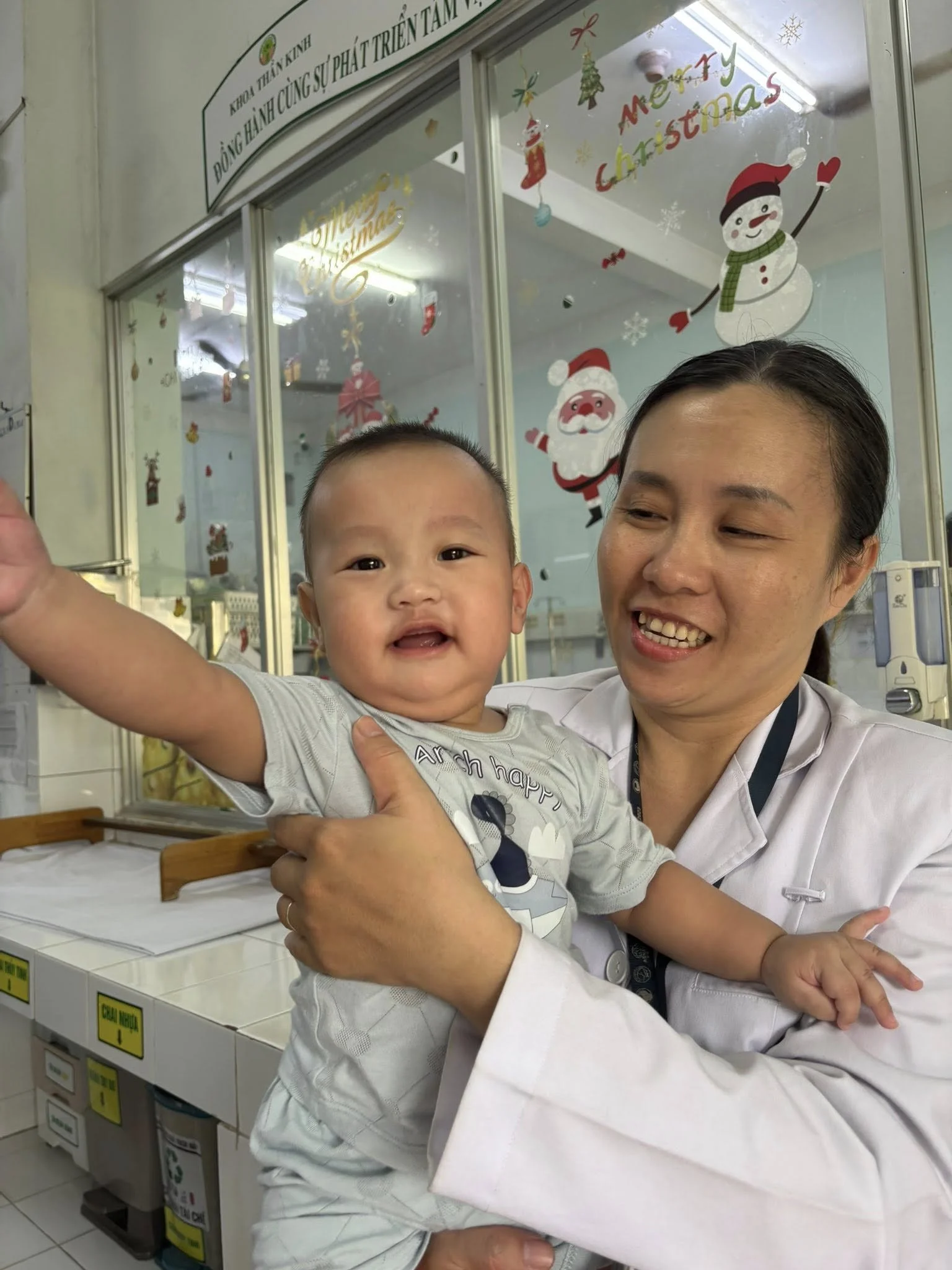 em bé mùa Giáng Sinh