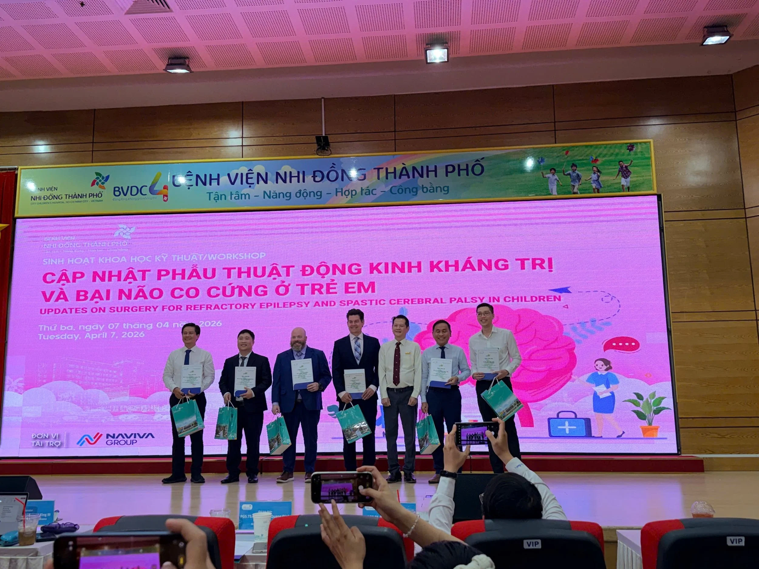       
  
    Hôm nay, có hội nghị phẫu thuật động kinh tại Bệnh viện Nhi Đồng Thành phố.  Theo cách hiểu thông thường, phẫu thuật   là dành cho động kinh do căn nguyên cấu trúc (lesional)  Trong khi đó, công việc hiện tại của mình  lại nằm ở phía bê