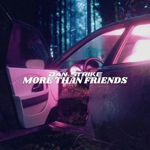 Voiture ouverte dans une forêt avec texte 'Dan Strike More Than Friends'