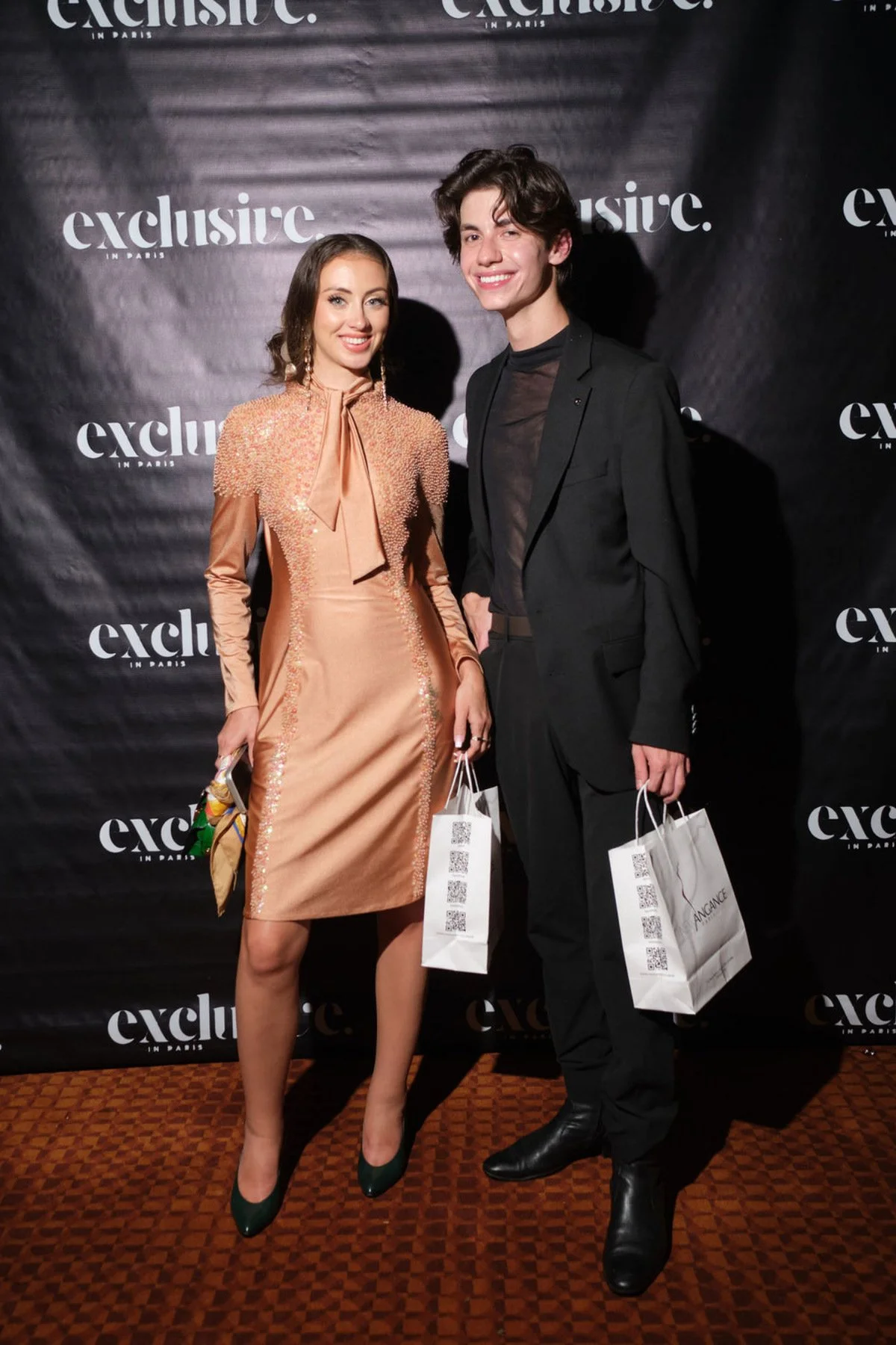 08_IMG_6359_Gifting_Moment.jpg
