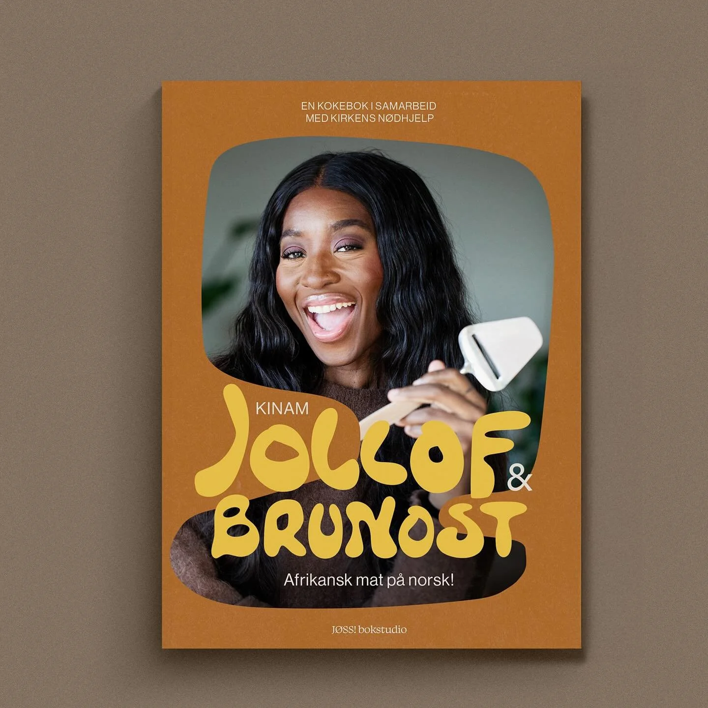 Hurra! N&aring; er boka J&oslash;ss bokstudio har laget i samarbeid med Kinam og Kirkens N&oslash;dhjelp g&aring;tt i trykken. Det har v&aelig;rt intense uker med testing av oppskrifter, fotografering og design. Vi er s&aring; utrolig stolte av resul