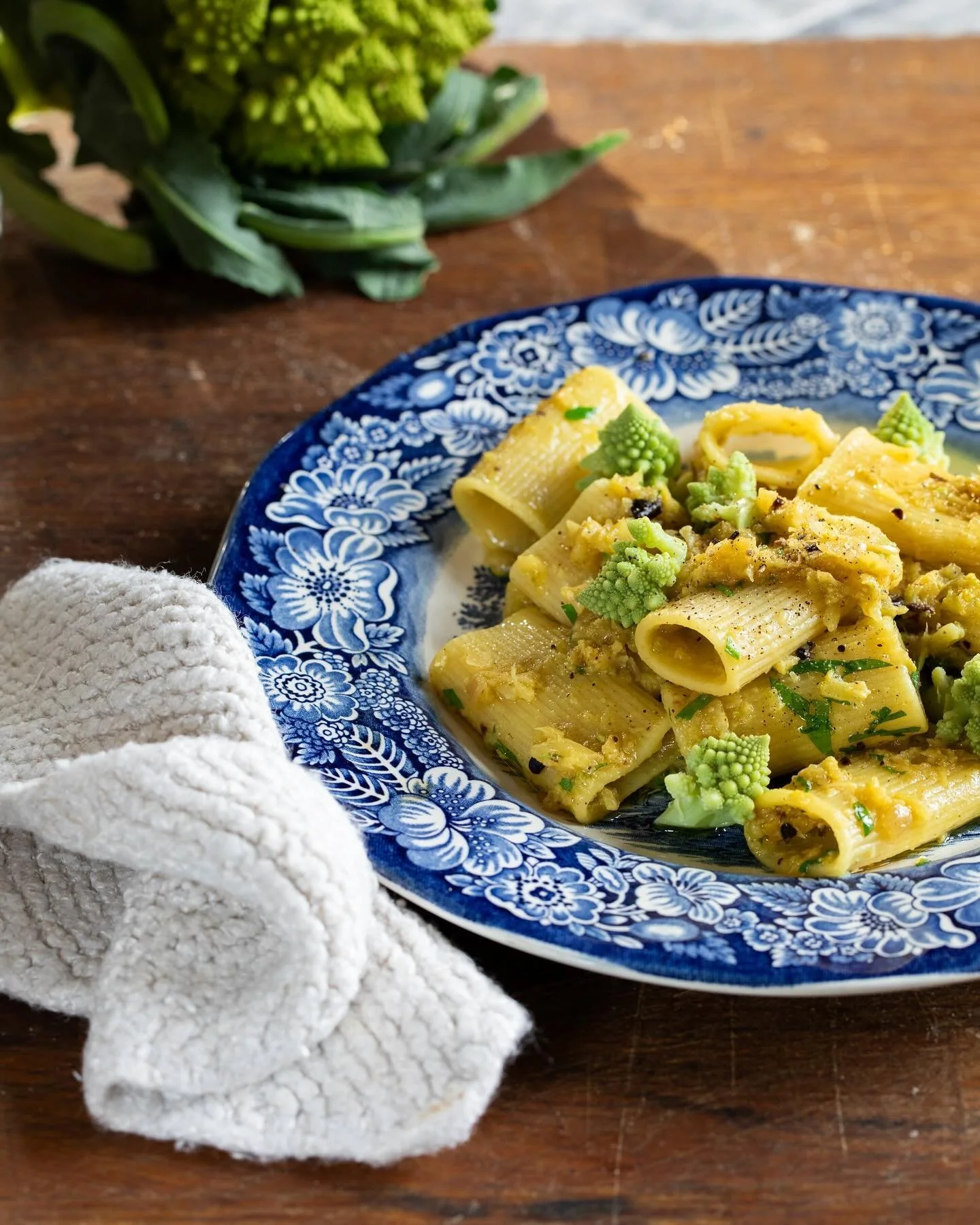 M&oslash;tte du ribbeveggen etter julen? Skriver om lettere comfort food for januar i siste @matfranorge. Blant annet denne gode penne med gr&oslash;nn blomk&aring;l.  Foto: @martegarmann og @parisnes #romanesco #pasta #winterfood #vegetar  @iby.oslo