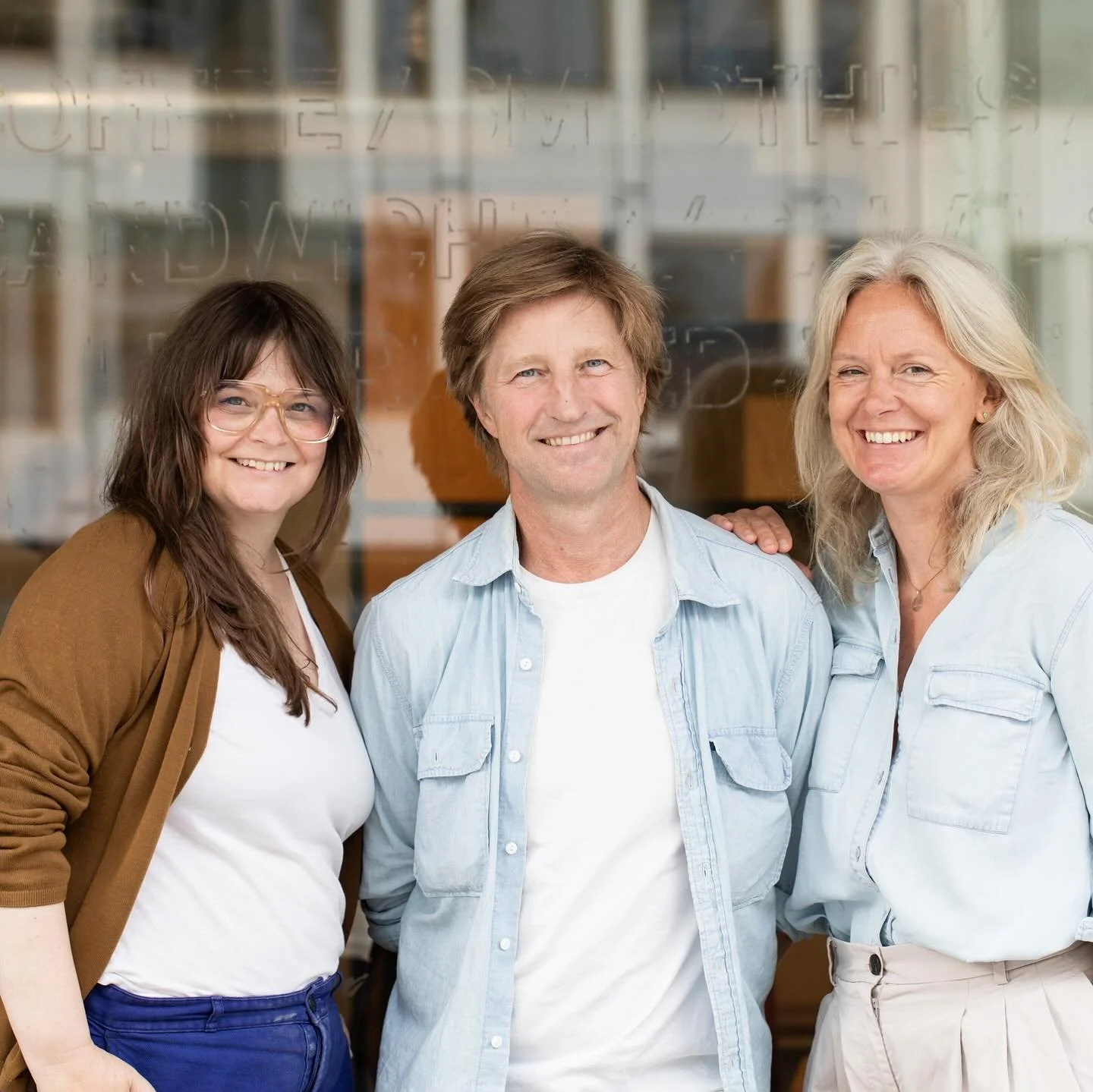 Vi er J&Oslash;SS
Et lite bokstudio med stor kj&aelig;rlighet til gode ideer, godt h&aring;ndverk og den magien som bare kan fanges p&aring; fysisk papir. 
Vi @parisnes @martegarmann og @kristinsauge har lang erfaring med &aring; lage b&oslash;ker og