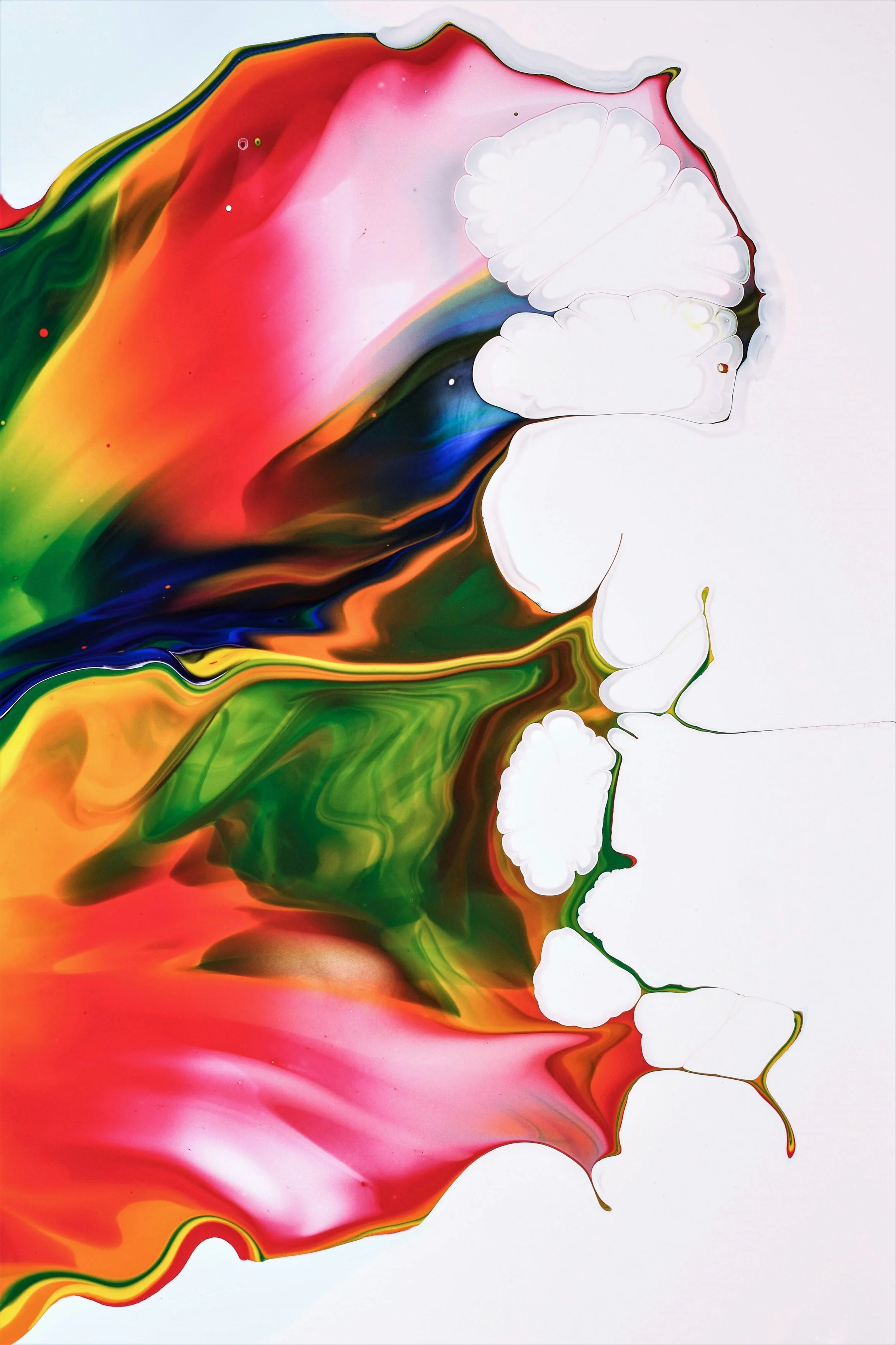 Un'opera d'arte astratta con colori vivaci come rosso, rosa, verde, giallo, blu e bianco, con forme liquide e flusso di colori.