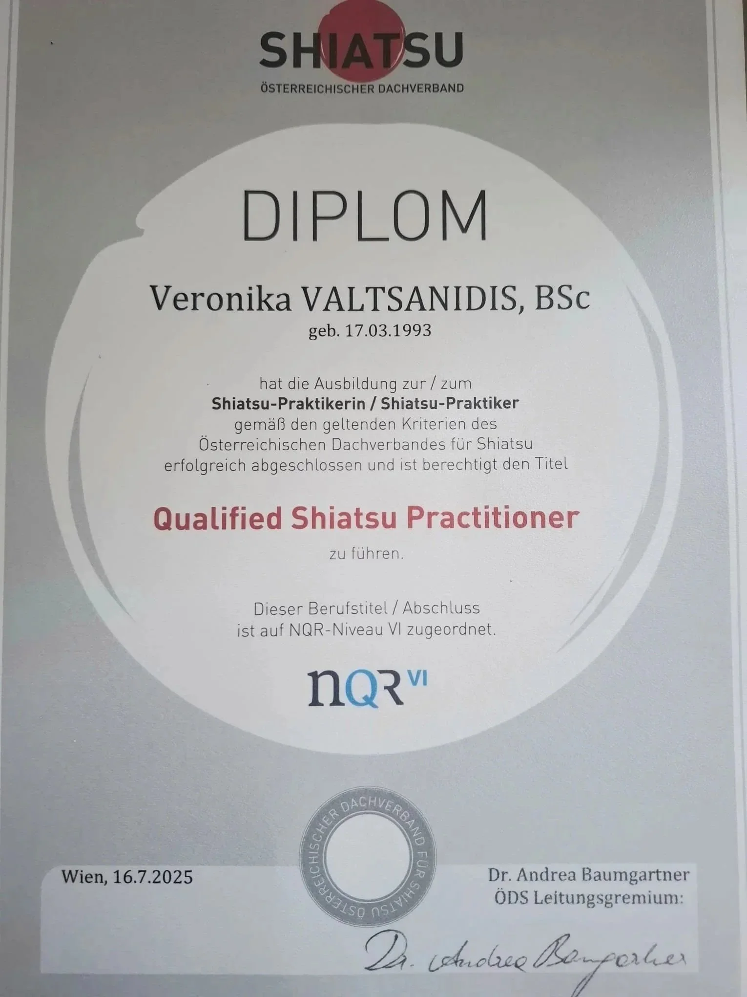 Ein Zertifikat für eine ausgebildete Shiatsu-Praktikerin namens Veronika Valtsanidis, geboren am 17.03.1993, ausgestellt in Wien am 16.07.2025, von der Österreichischen Dachverband für Shiatsu.