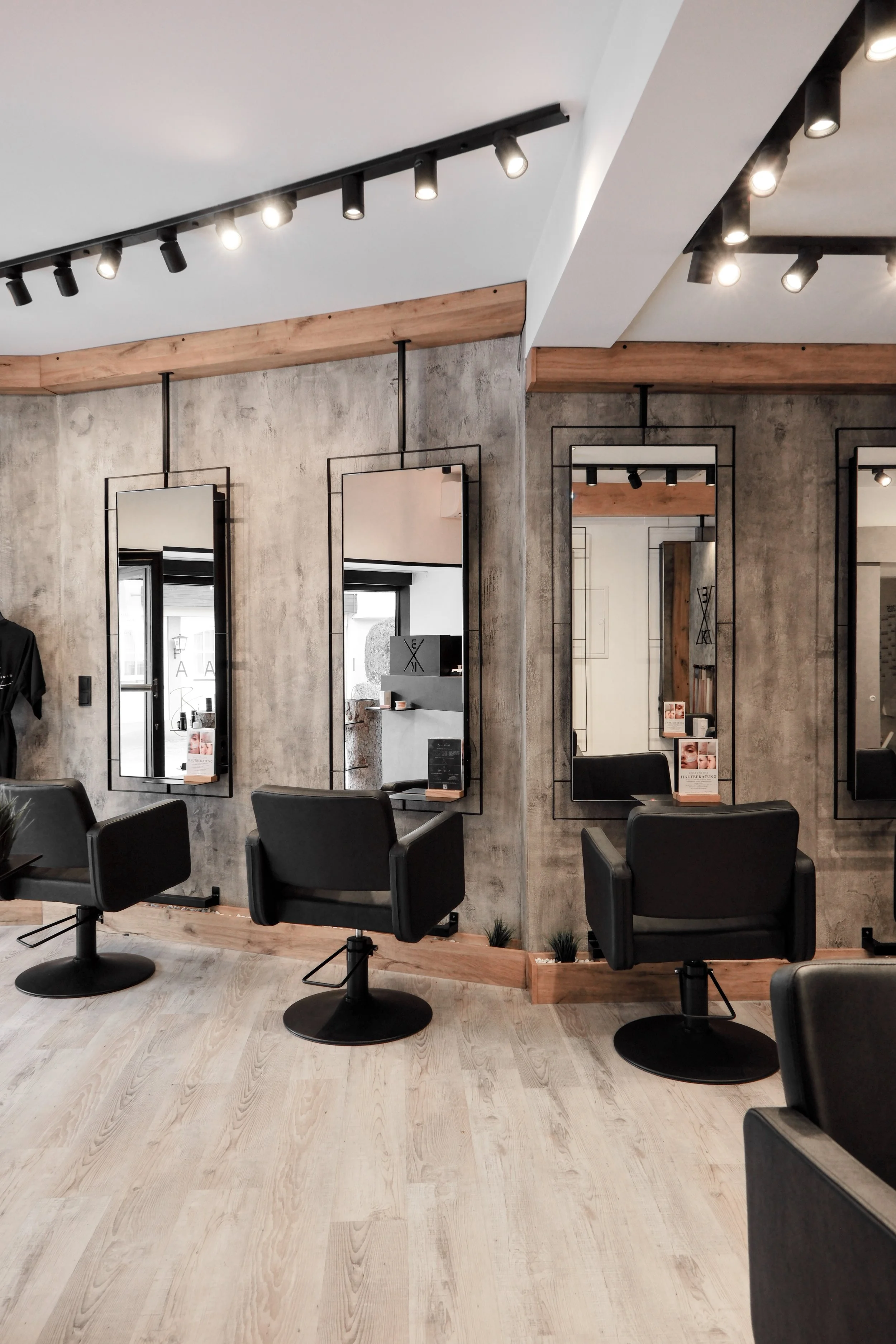 BIANCA KUNASEK SALON