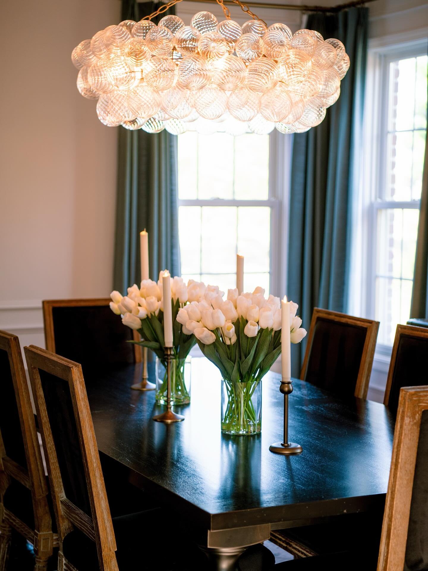 Will always be forever obsessed with this dining room! 😍I love it when my clients want to do something so fun and so unexpected! It really elevates the design to be so much more! 💫

📸 by @eveslagephoto 

#interiordesign #formaldiningroom #chic #in
