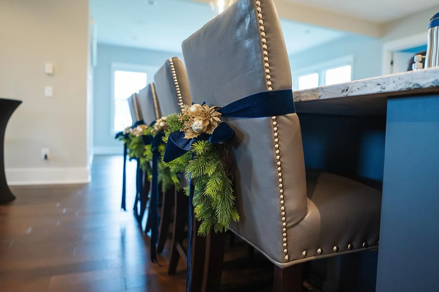 At my Chatham Christmas Install we didn&rsquo;t overlook the kitchen barstools. They also got a little embellishment for the holidays! ✨

#chathamhillswestfield #christmasinstall #westfieldindiana #interiordesigner