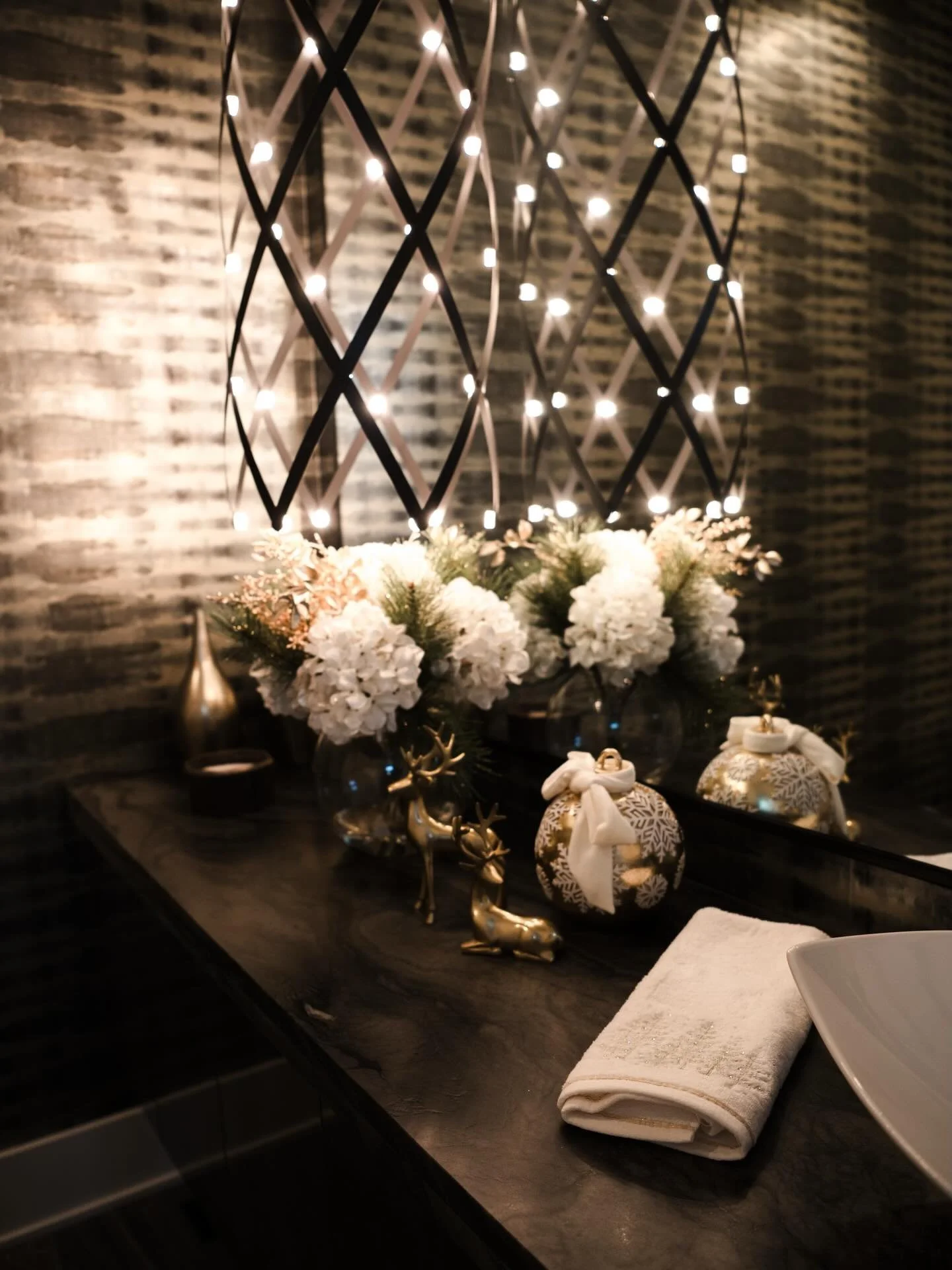 Flashback to one of my past client&rsquo;s Christmas install. This GORGEOUS powder bath was easy to decorate as it didn&rsquo;t need a whole lot. Just a few simple holiday decor to highlight the countertop. 

#holidaydecor #powderbath #chic