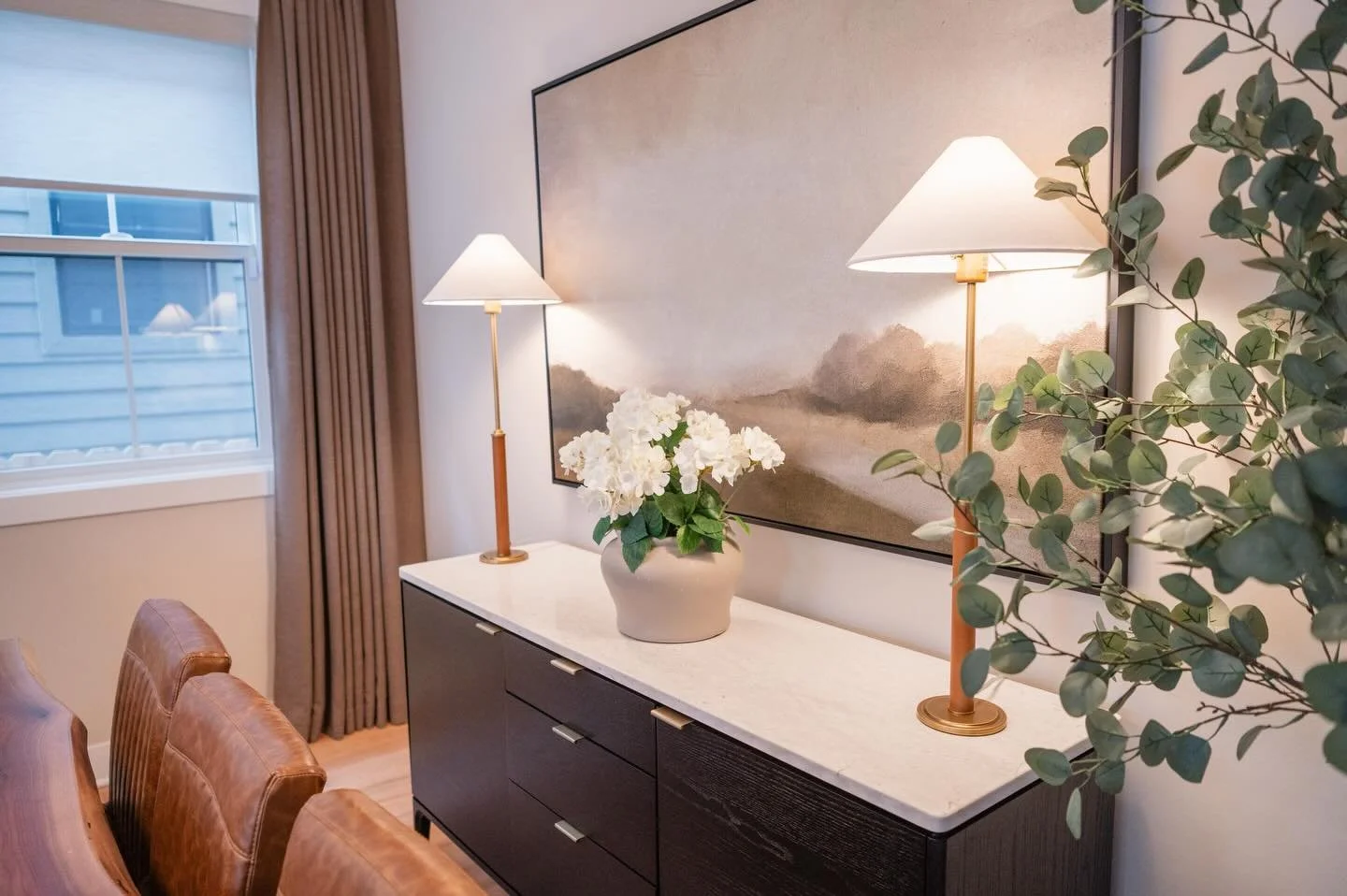 Finally got the portfolio pics back for the College Avenue project. Sleek and warm for this dining room! 💫

#interiordesign #indianapolisinteriordesigner #westfielddesigner