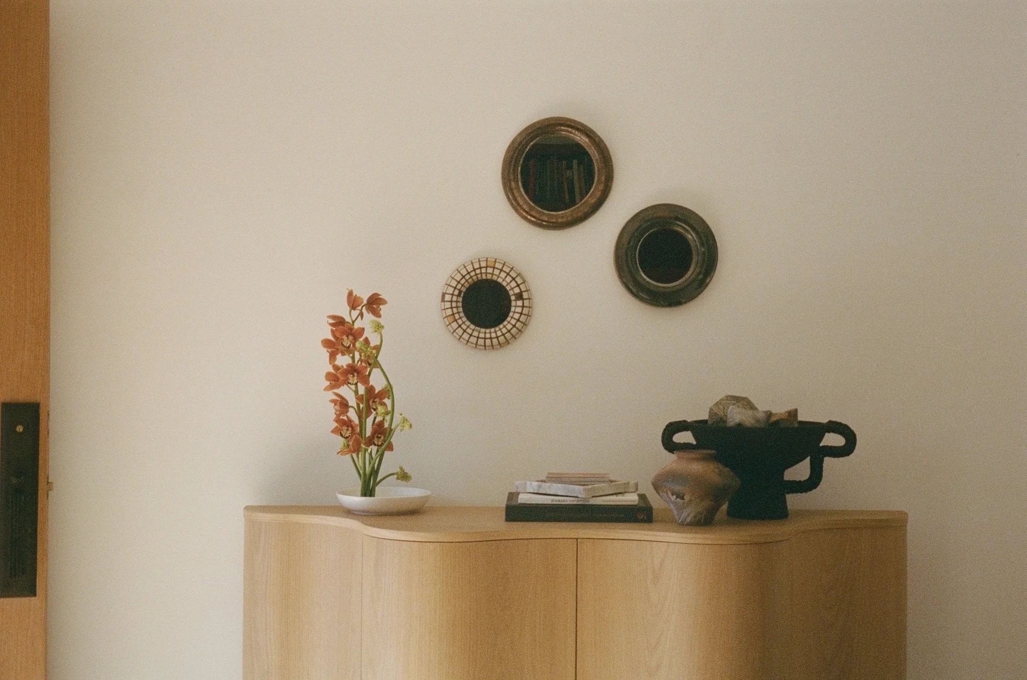 Film 🎞️ by @flwrs_by_sam from this winter&rsquo;s @tribeza interiors tour home! designed by the talented @nicolette.akiko and @moontoweraustin 

Mirrors featured alongside @flwrs_by_sam *ren* arrangement 

#austinartist #ceramicart #interiordesign #