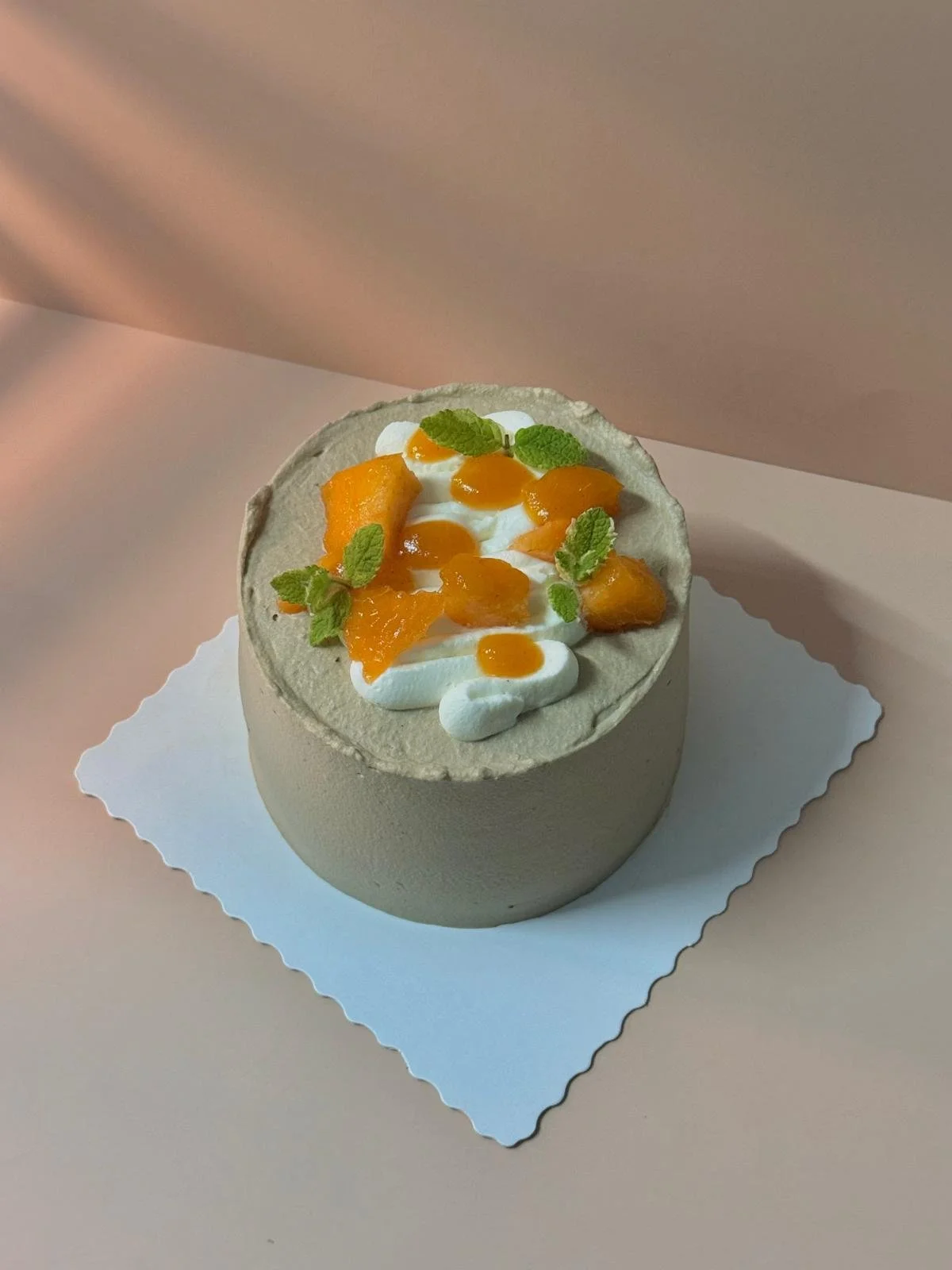 Hojicha Cake. Hojicha Aprikose Cake